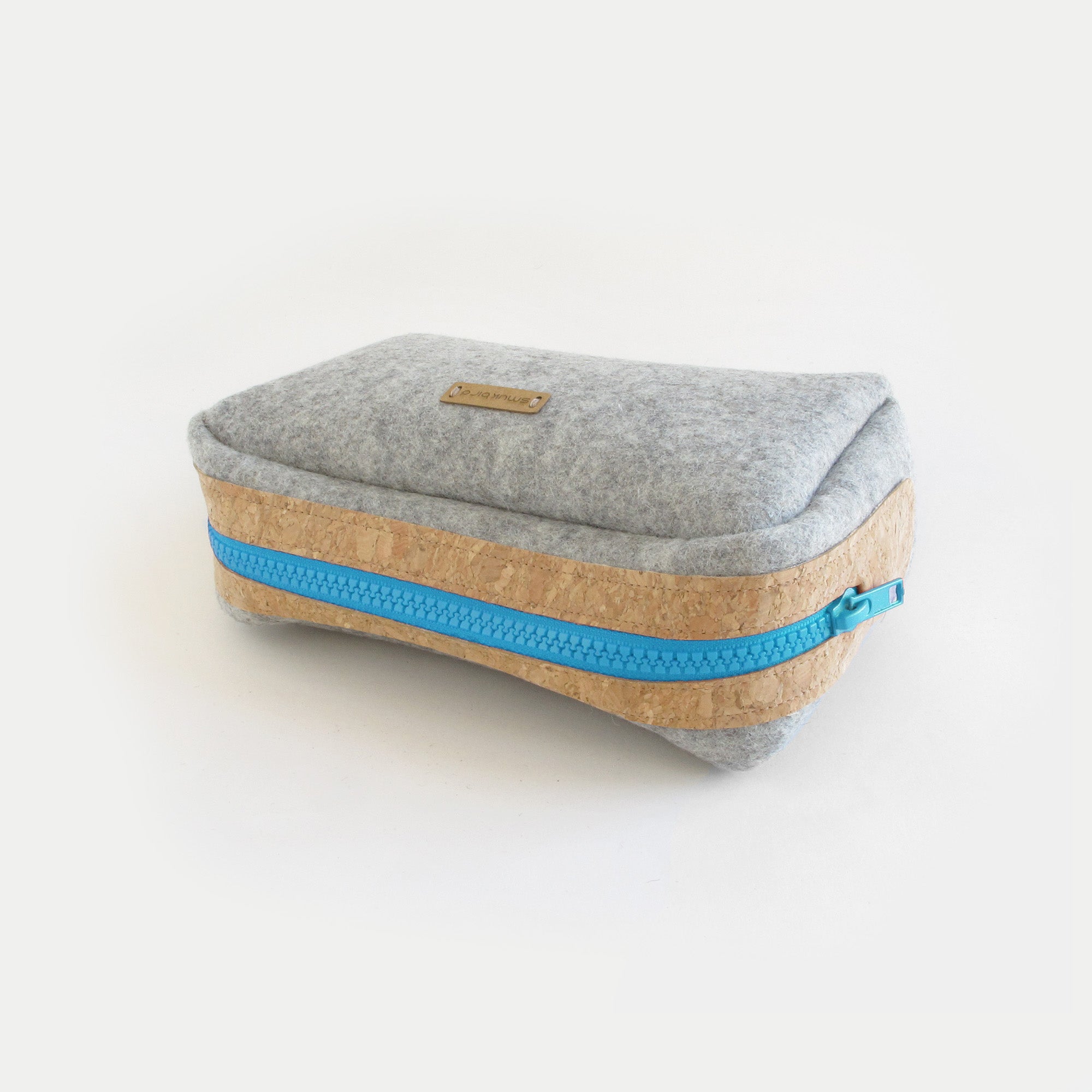 Zubehörtasche für Kabel & Co. | aus Filz und Kork | hellgrau-azur