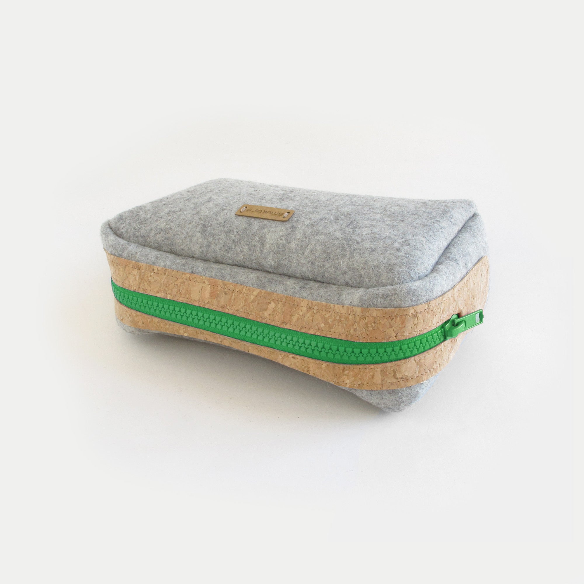 Zubehörtasche für Kabel & Co. | aus Filz und Kork | hellgrau-grün