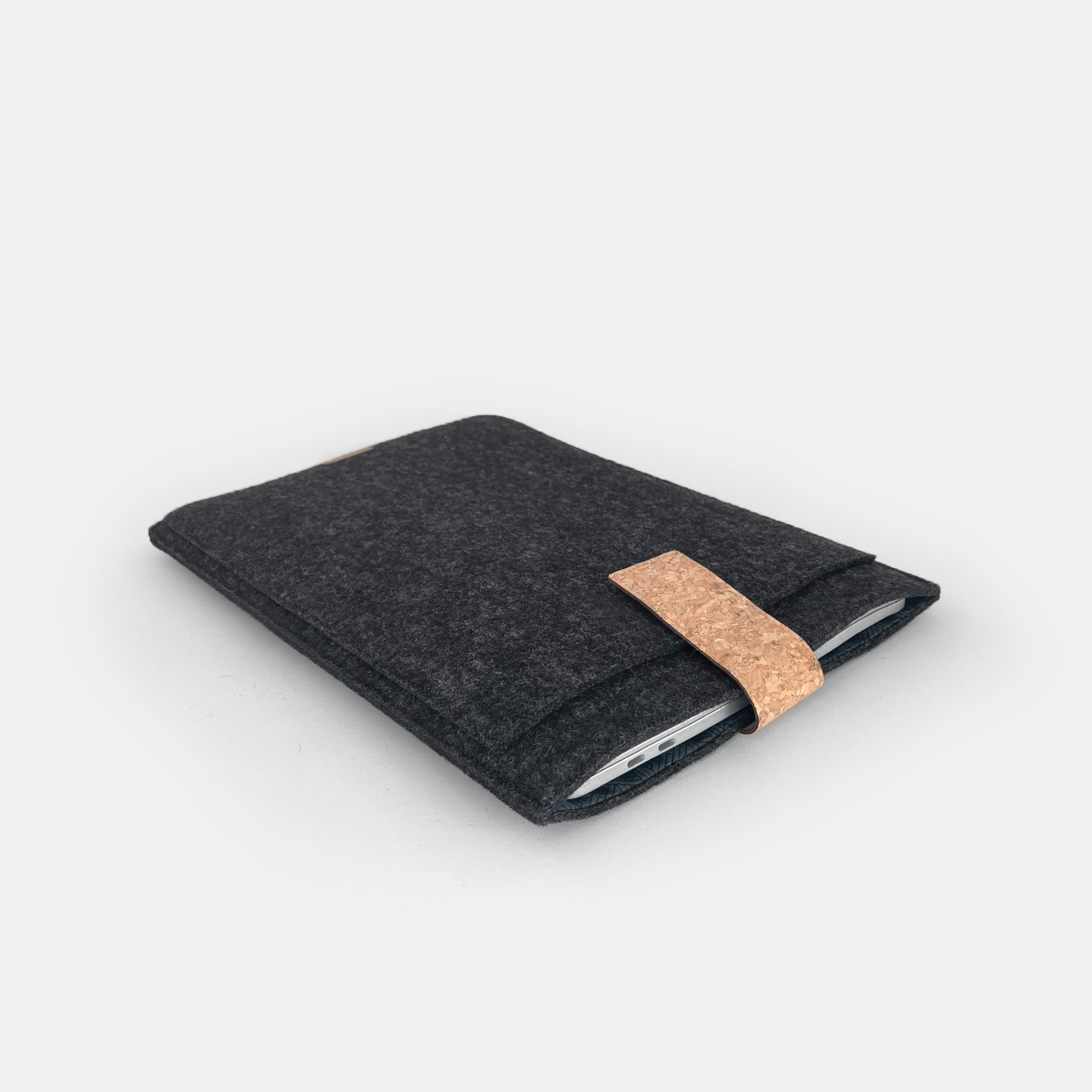 Hülle für Dynabook Tecra | mit Magnetverschluss und extra Fach  | anthrazit - Tracks | Modell "HAKA"