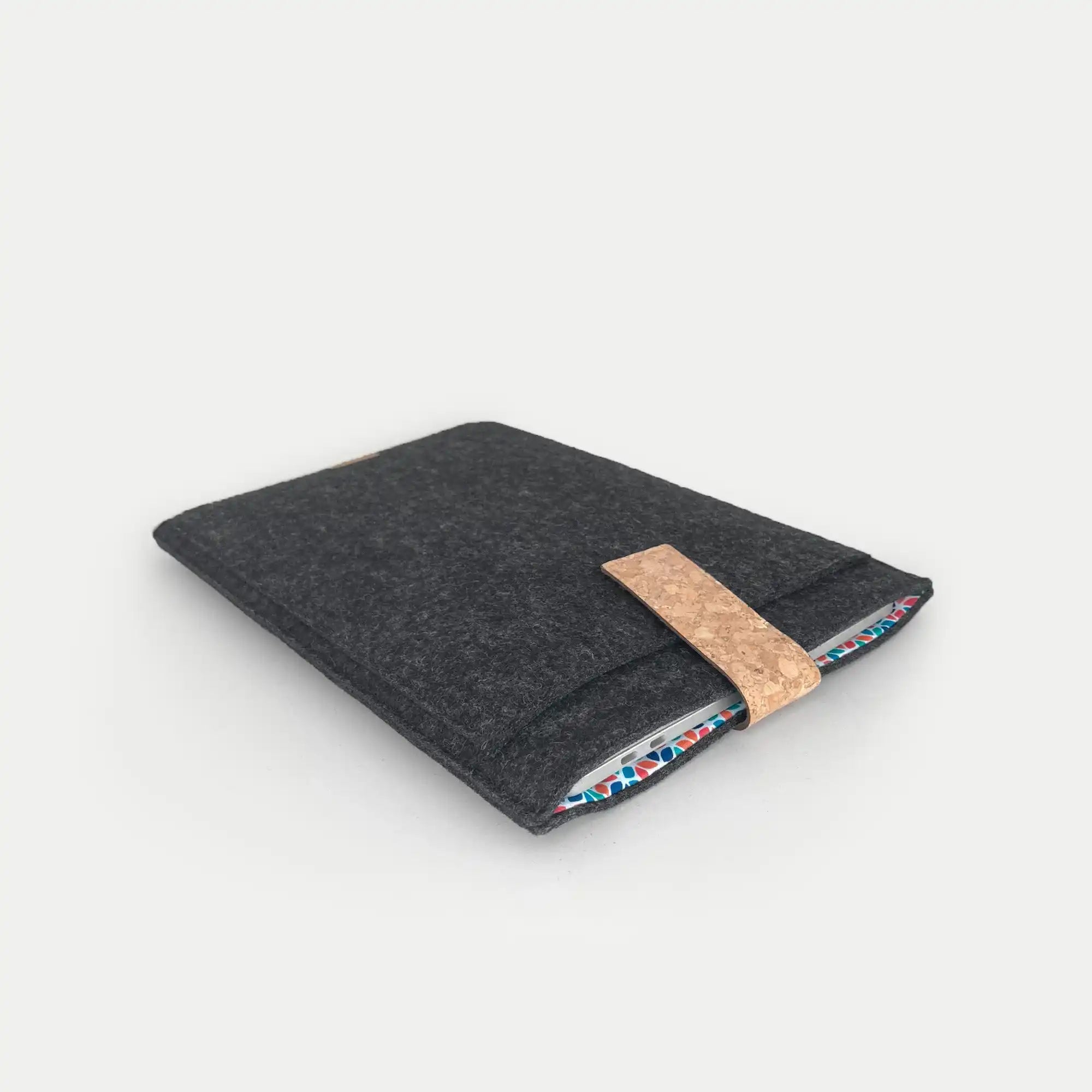 Hülle für MacBook Air 13 | mit Magnetverschluss und extra Fach  | anthrazit - Colorful | Modell "HAKA"