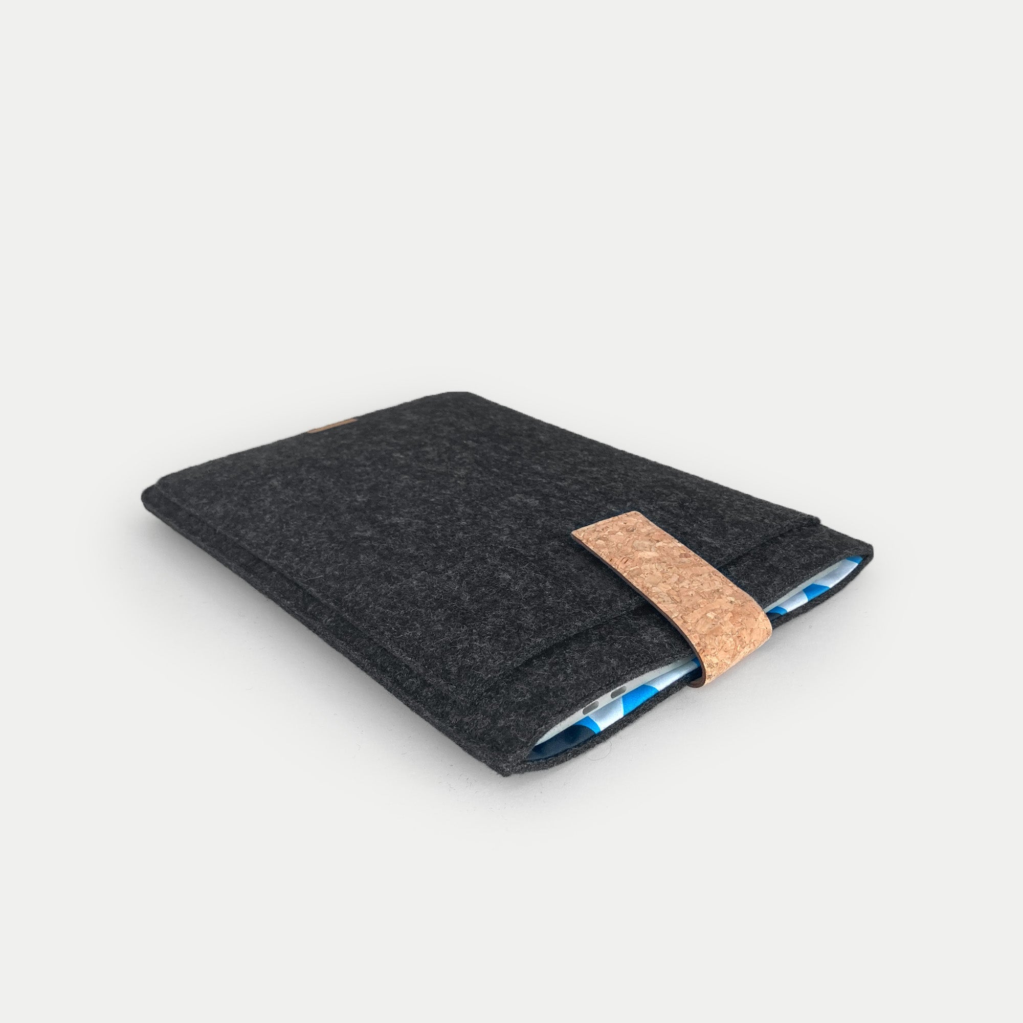 Hülle für Asus Vivobook 13 Slate | mit Magnetverschluss und extra Fach  | anthrazit - Shapes | Modell "HAKA"