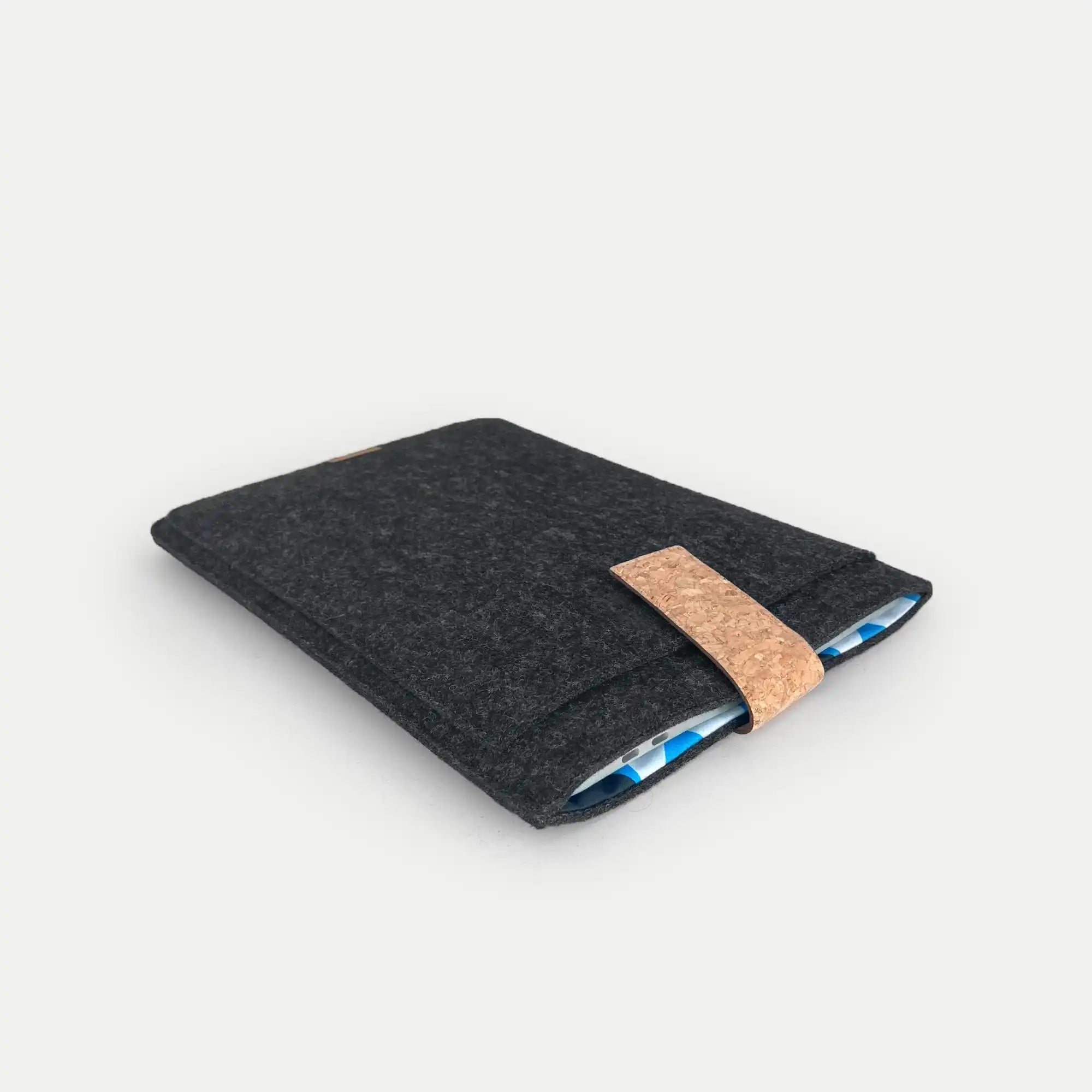 Hülle für Dynabook Satellite Pro | mit Magnetverschluss und extra Fach  | anthrazit - Shapes | Modell "HAKA"