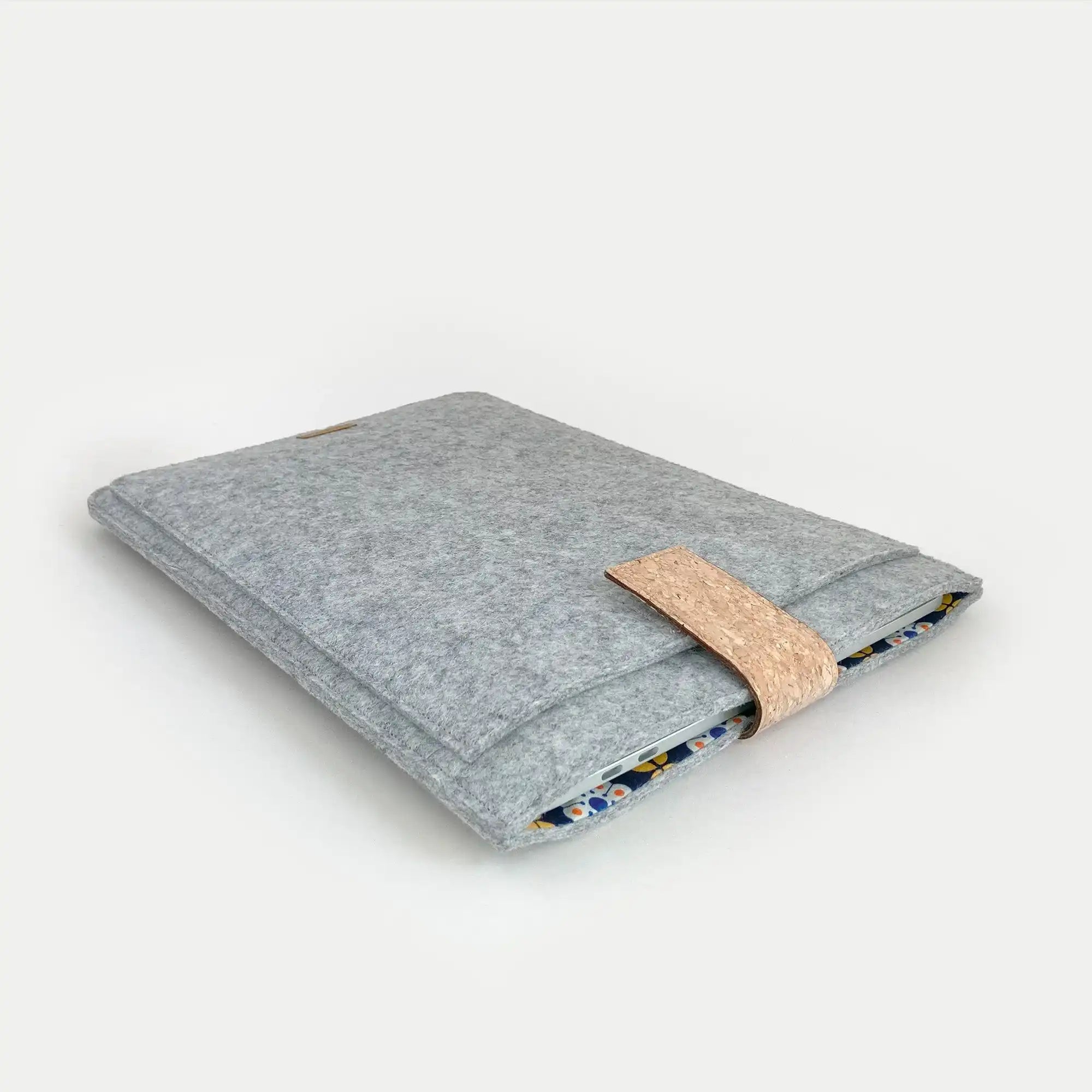 Hülle für MacBook Pro 15 | mit Magnetverschluss und extra Fach  | hellgrau - Bloom | Modell "HAKA"