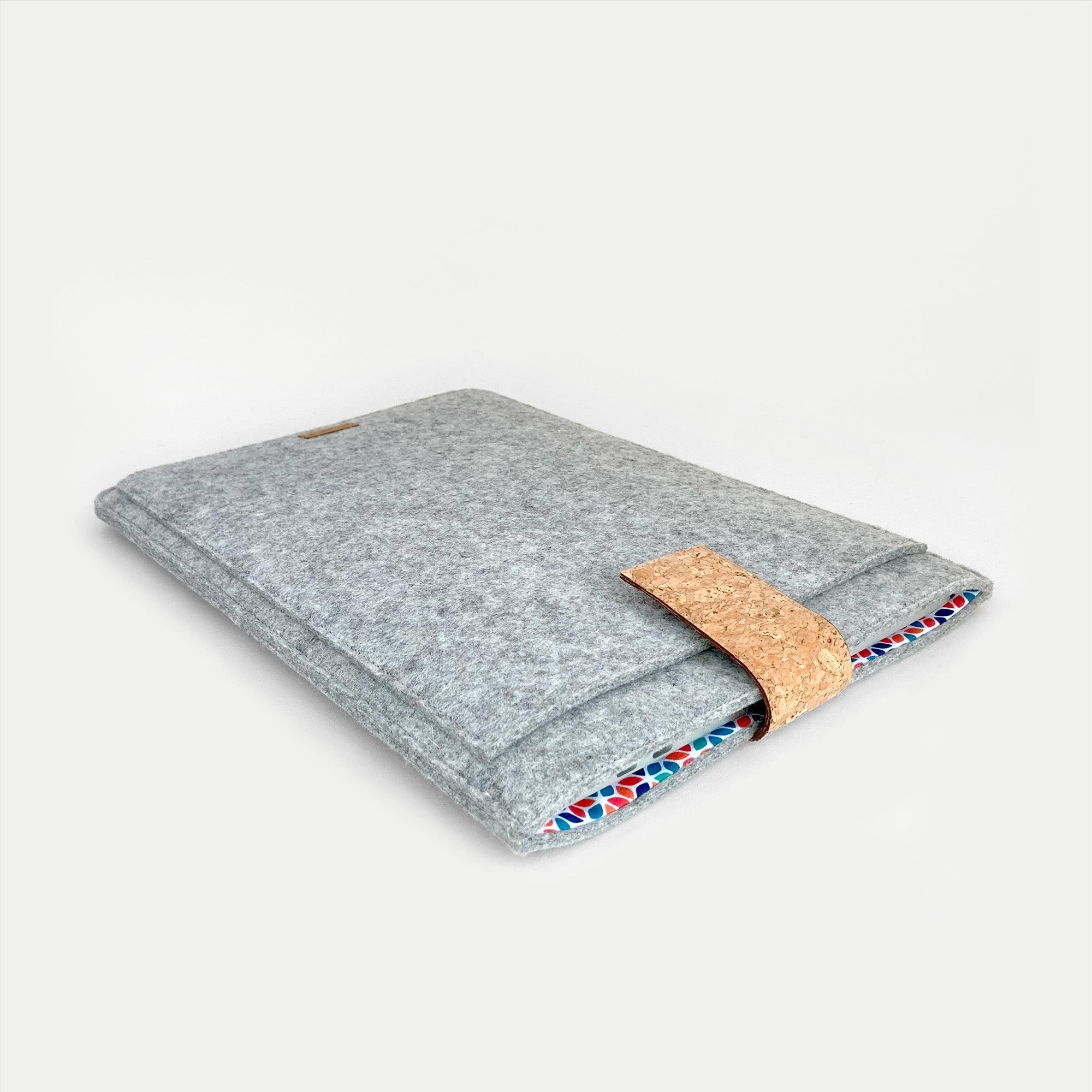 Hülle für MacBook Pro 14 | mit Magnetverschluss und extra Fach  | hellgrau - Colorful | Modell "HAKA"