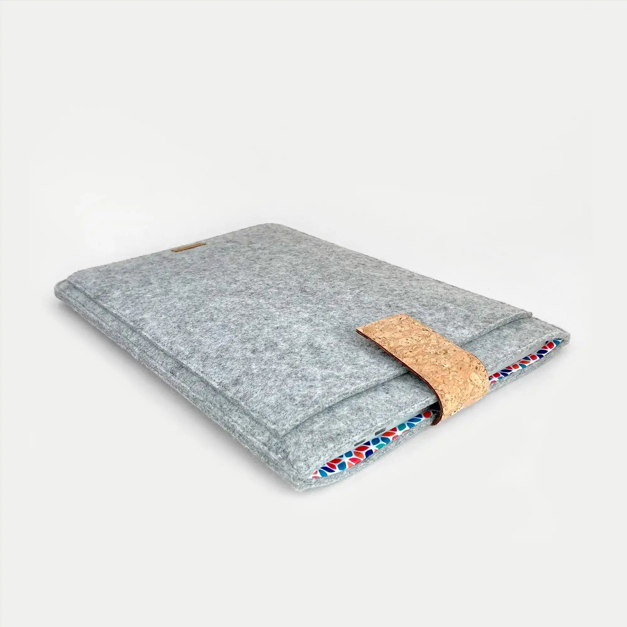 Hülle für Dynabook Satellite Pro | mit Magnetverschluss und extra Fach  | hellgrau - Colorful | Modell "HAKA"