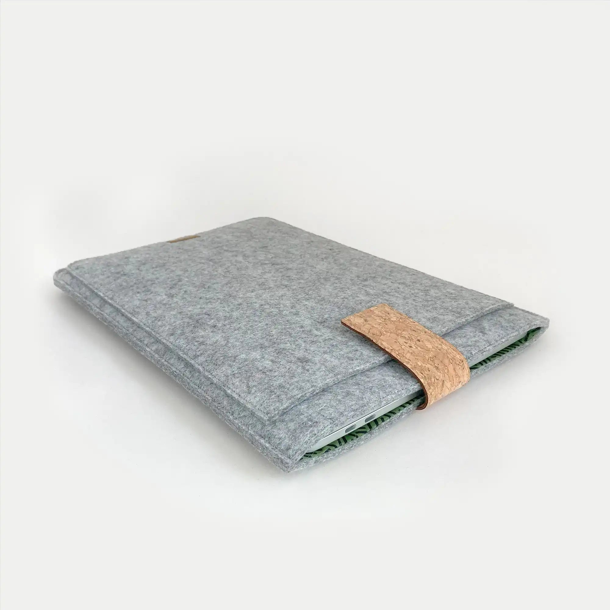 Hülle für MacBook Air M2 15 | mit Magnetverschluss und extra Fach  | hellgrau - Stripes | Modell "HAKA"