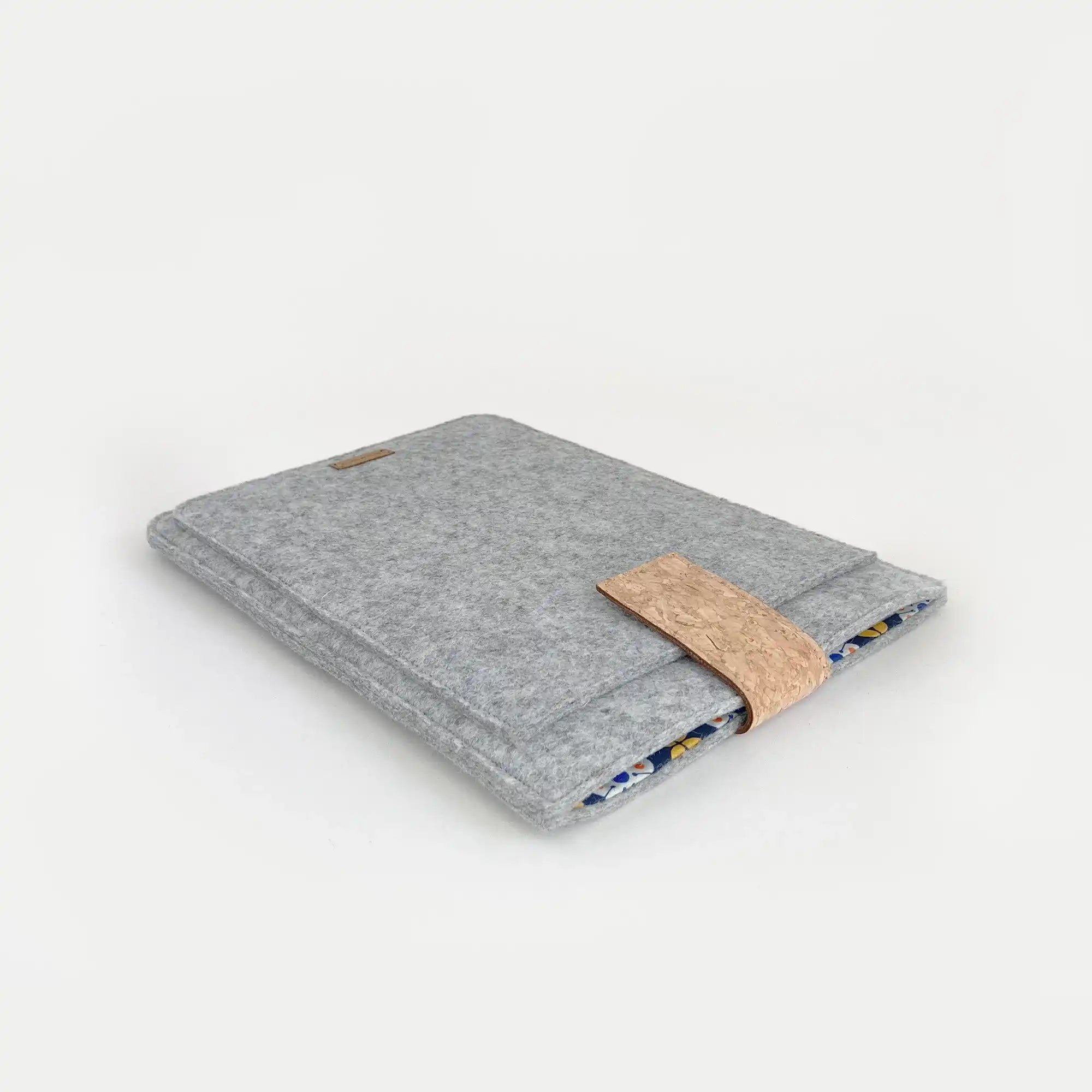 Tablet Hülle nach Maß | mit Magnetverschluss und extra Fach | hellgrau - Bloom | Modell "HAKA"