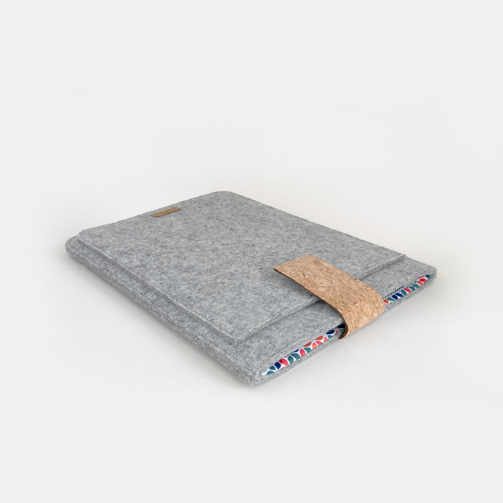 Tablet Hülle nach Maß | mit Magnetverschluss und extra Fach | hellgrau - Colorful | Modell "HAKA"