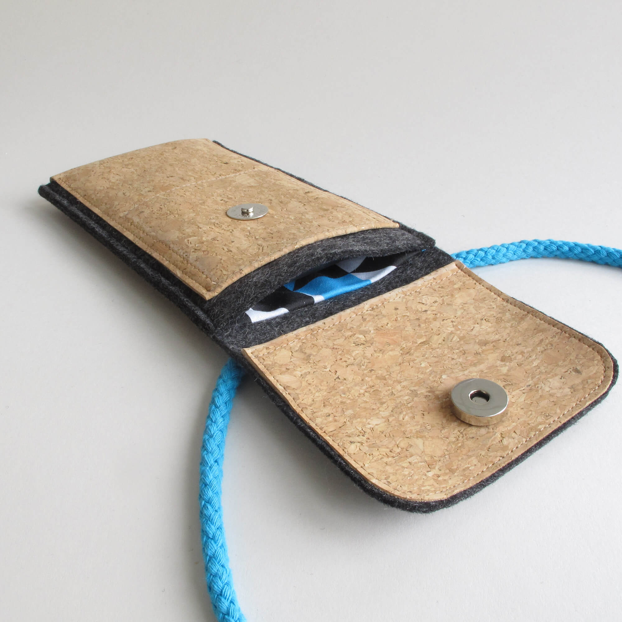 Handytasche zum Umhängen | aus Filz und Bio-Baumwolle | anthrazit - shapes | Modell KEDJA