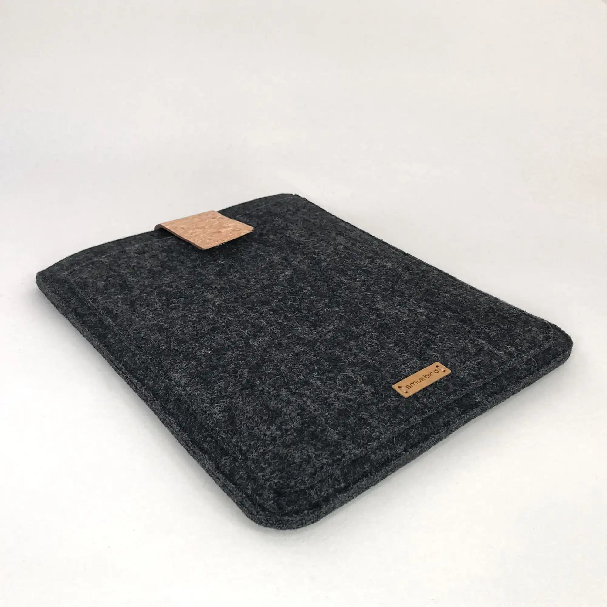 Tablet Hülle nach Maß | mit Magnetverschluss und extra Fach | anthrazit - Shapes | Modell "HAKA"