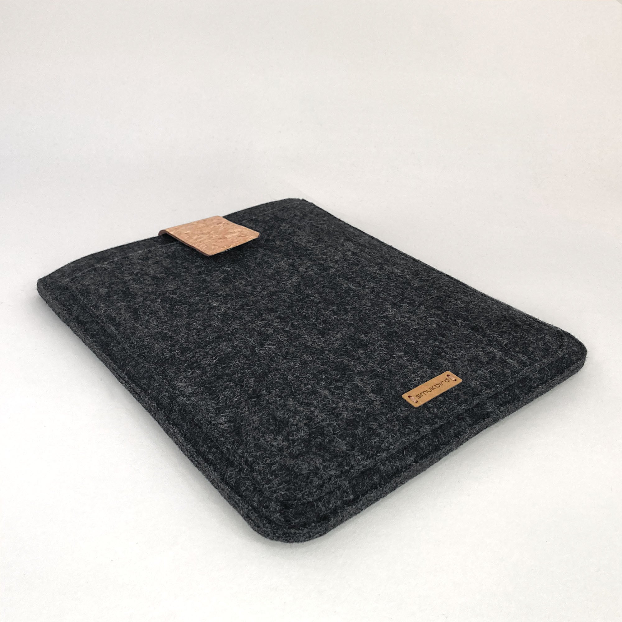 Tablet Hülle nach Maß | mit Magnetverschluss und extra Fach | anthrazit - Stripes | Modell "HAKA"