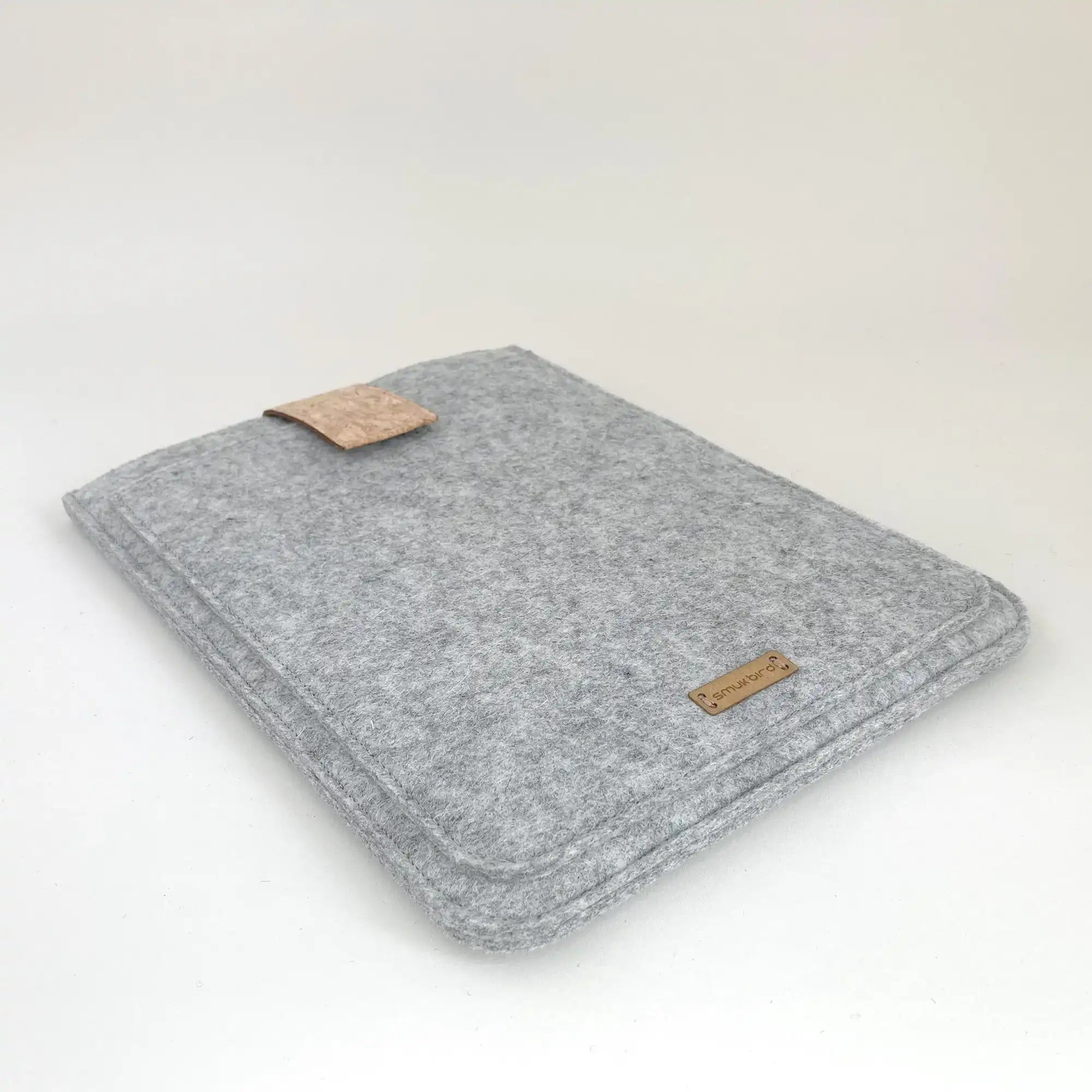 Tablet Hülle nach Maß | mit Magnetverschluss und extra Fach | hellgrau - Bloom | Modell "HAKA"