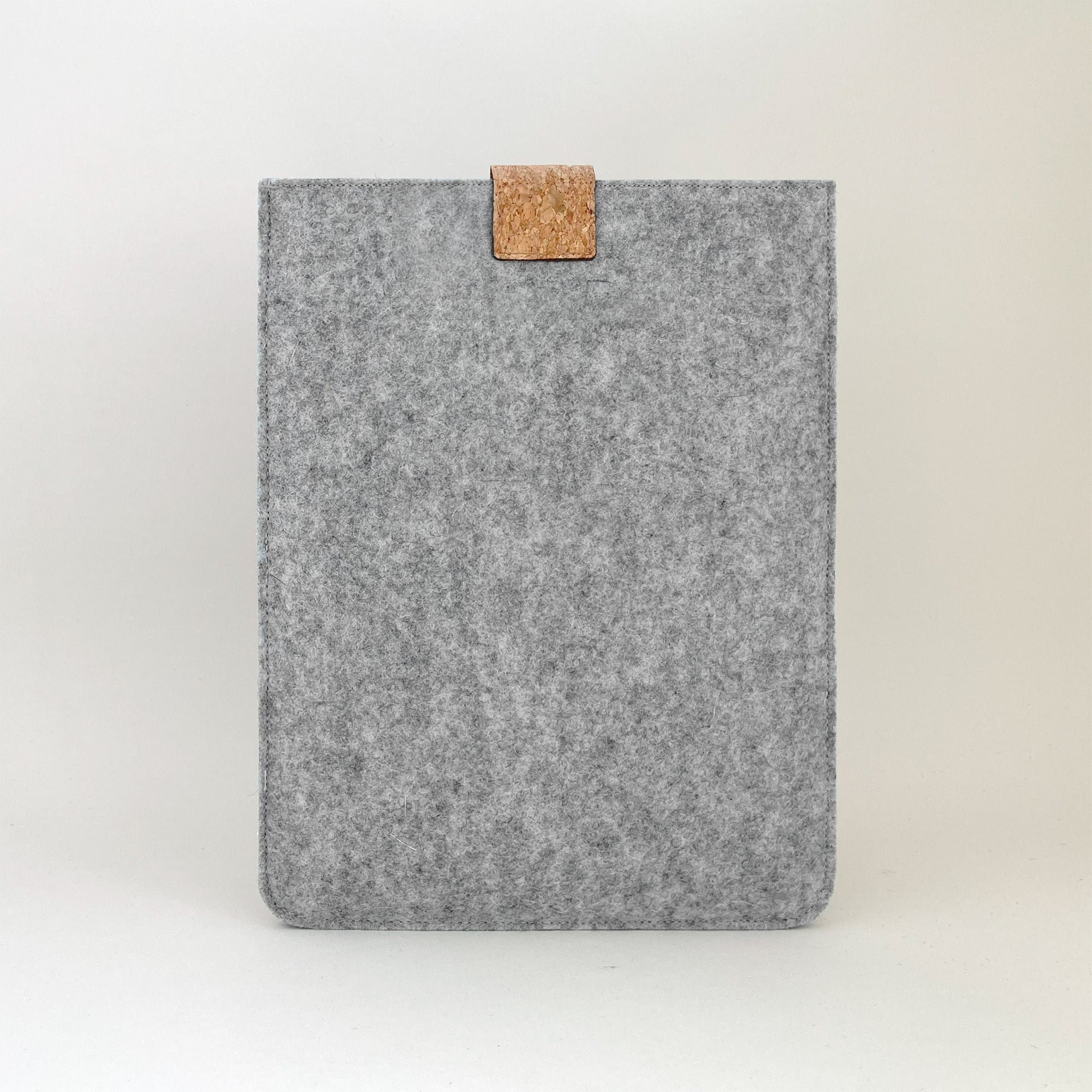 Hülle für MacBook Air M2 13,6" | mit Magnetverschluss und extra Fach  | hellgrau - Shapes | Modell "HAKA"