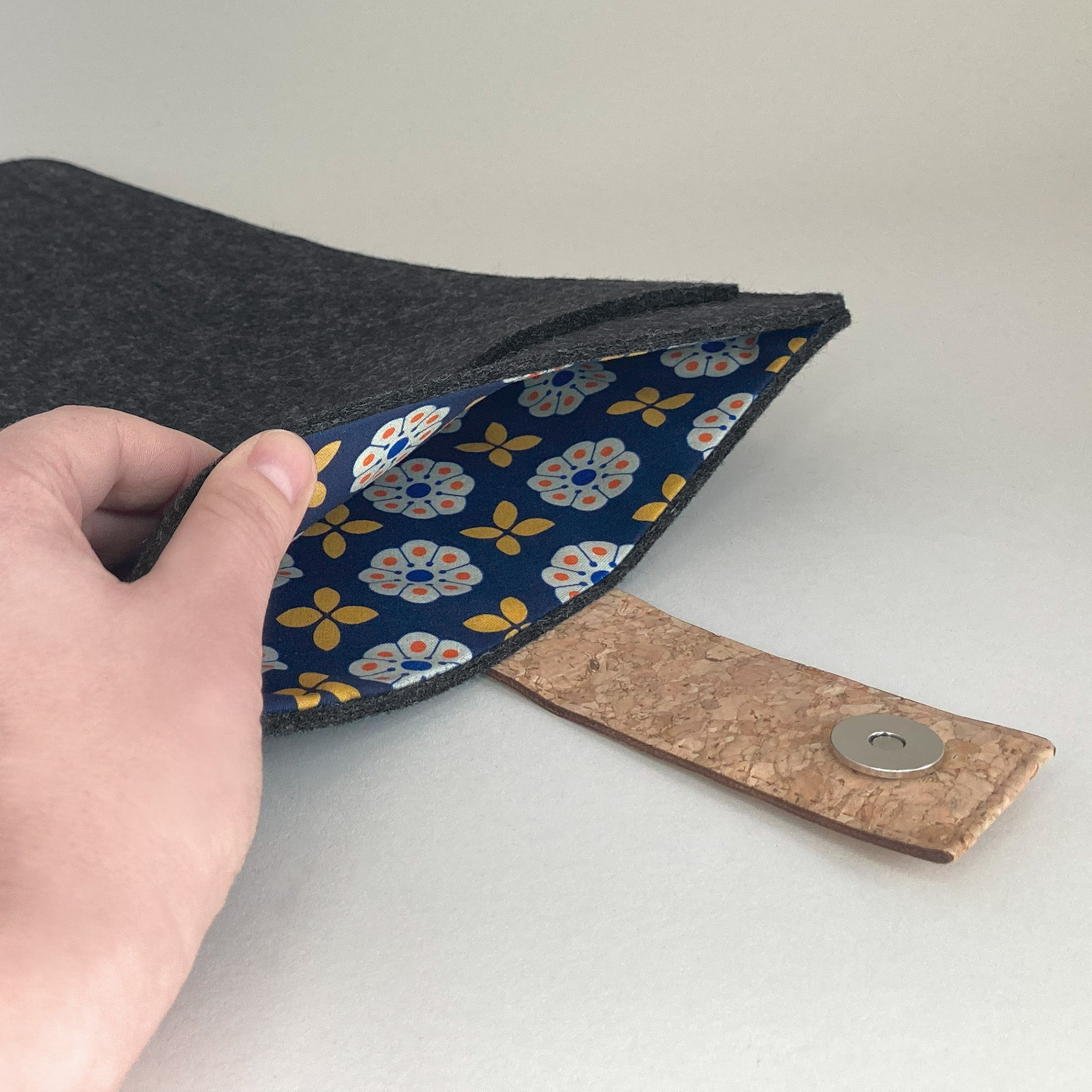 Hülle für Fujitsu Stylistic | mit Magnetverschluss und extra Fach  | anthrazit - Bloom | Modell "HAKA"