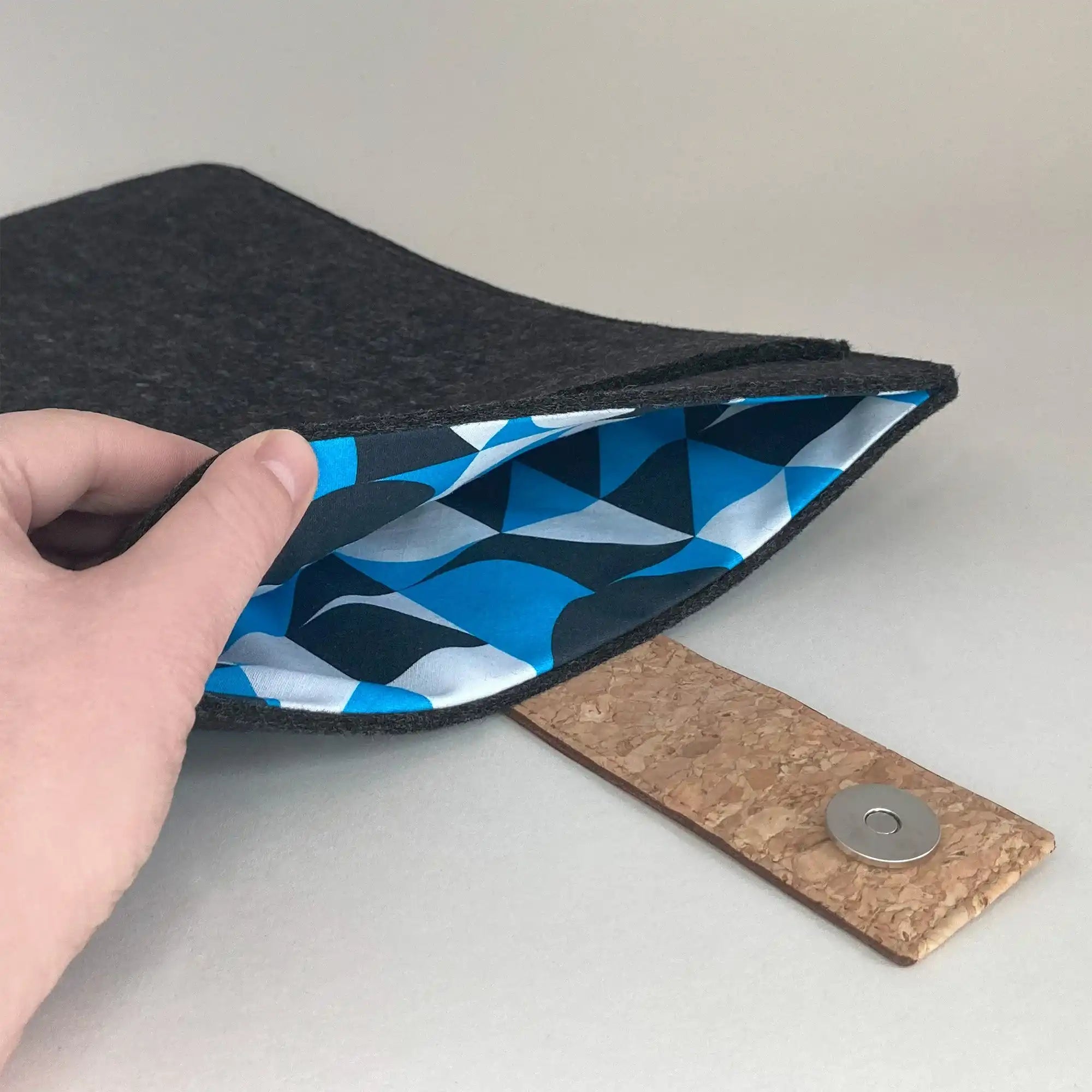 Hülle für MacBook Air M3 13 | mit Magnetverschluss und extra Fach  | anthrazit - Shapes | Modell "HAKA"