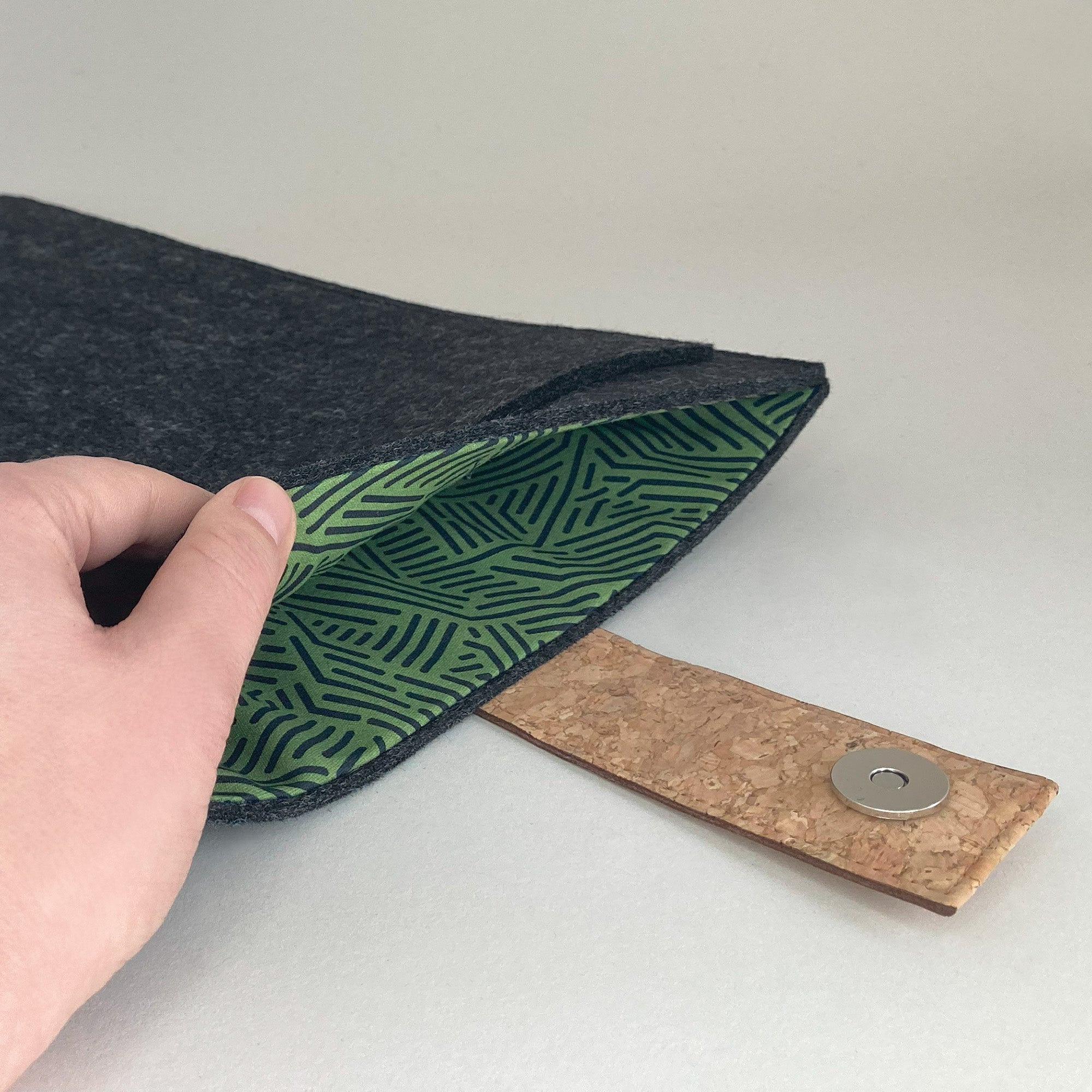 Hülle für Asus Alienware | mit Magnetverschluss und extra Fach  | anthrazit - Stripes | Modell "HAKA"