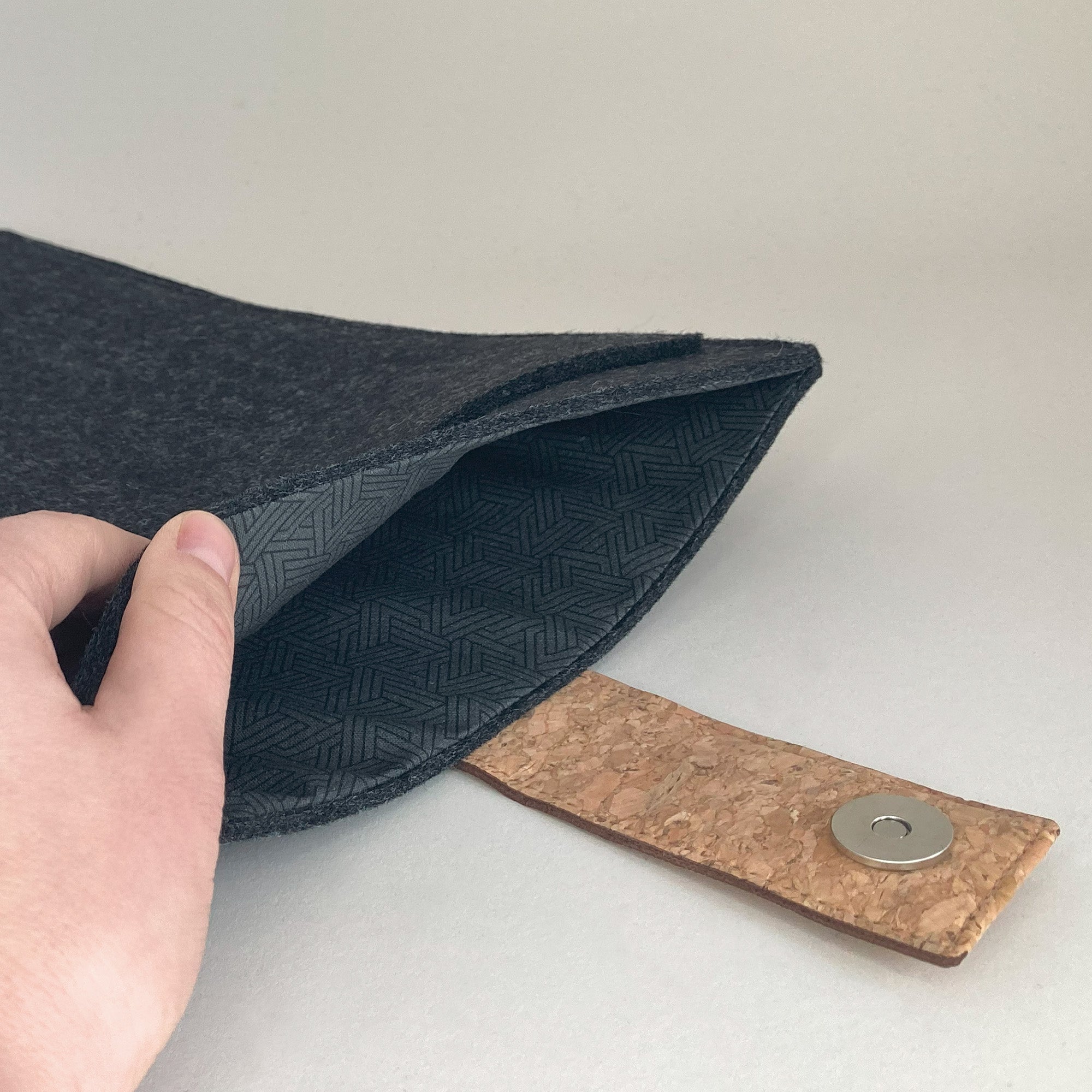 Hülle für Dell XPS | mit Magnetverschluss und extra Fach  | anthrazit - Tracks | Modell "HAKA"