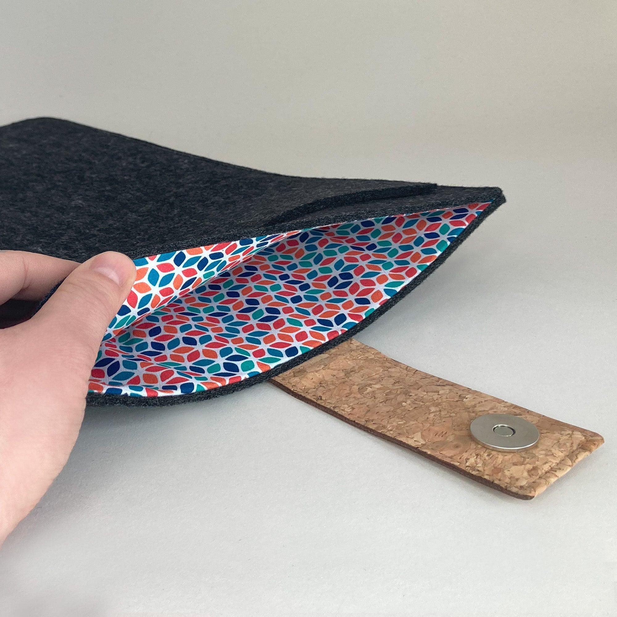 Hülle für MacBook Pro 13 | mit Magnetverschluss und extra Fach  | anthrazit - Colorful | Modell "HAKA"