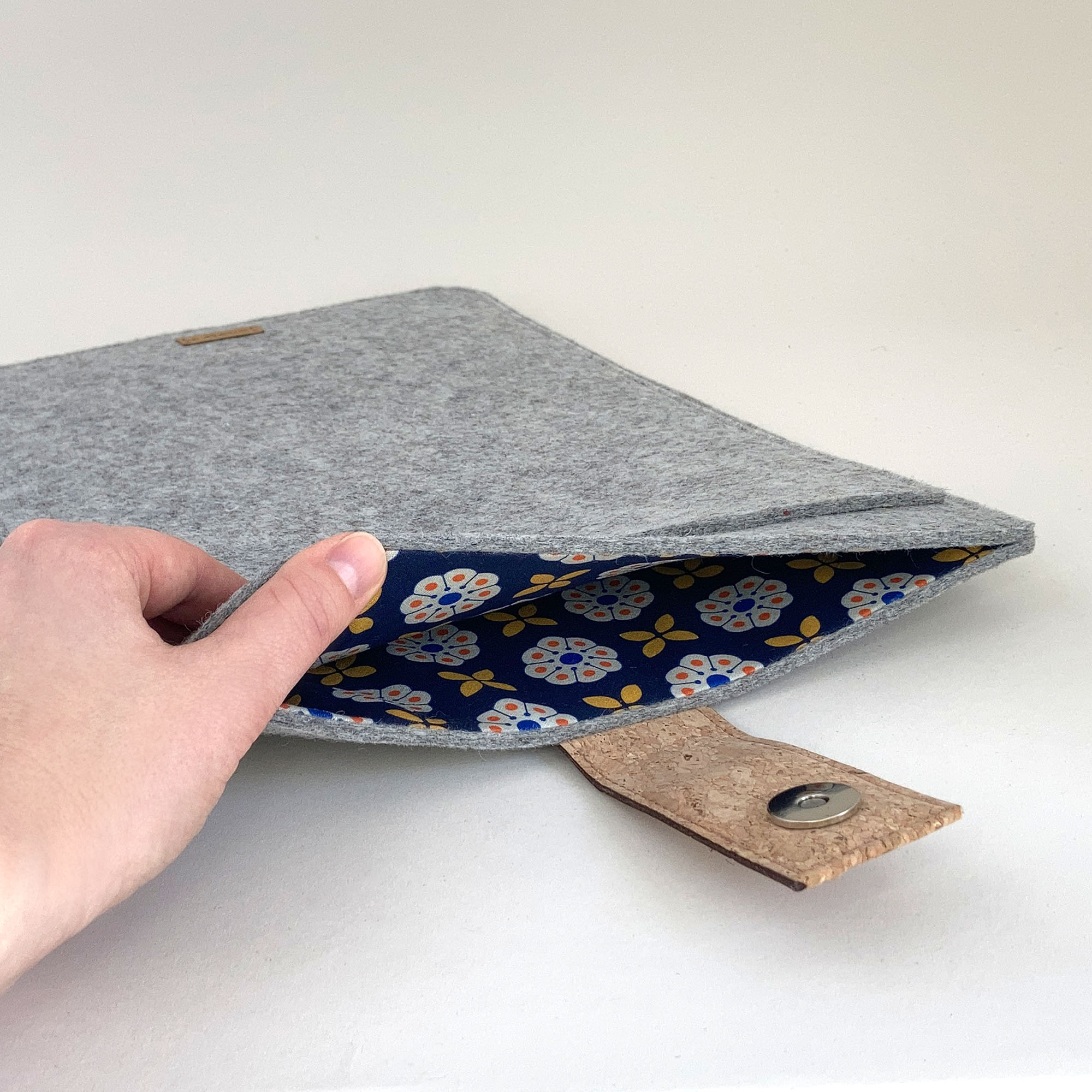 Hülle für Dynabook Tecra | mit Magnetverschluss und extra Fach  | hellgrau - Bloom | Modell "HAKA"