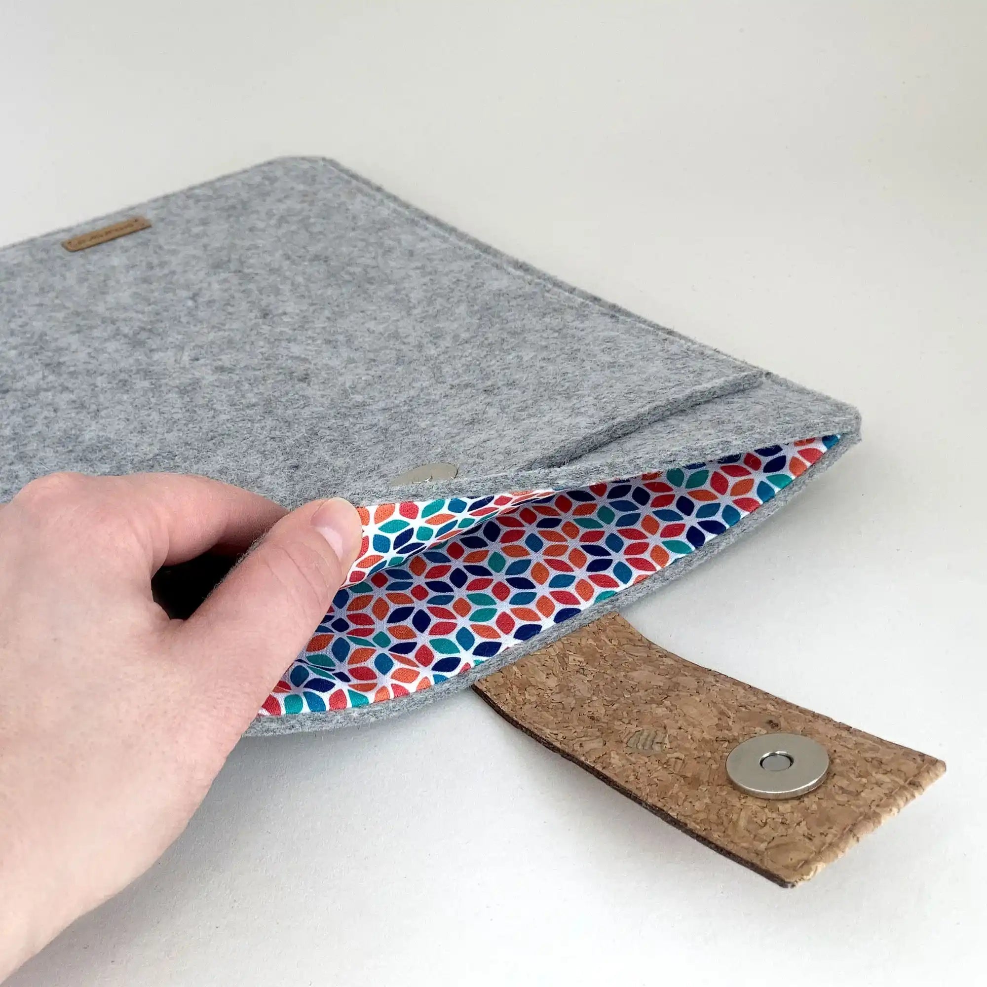 Hülle für MacBook Air 13 | mit Magnetverschluss und extra Fach  | hellgrau - Colorful | Modell "HAKA"