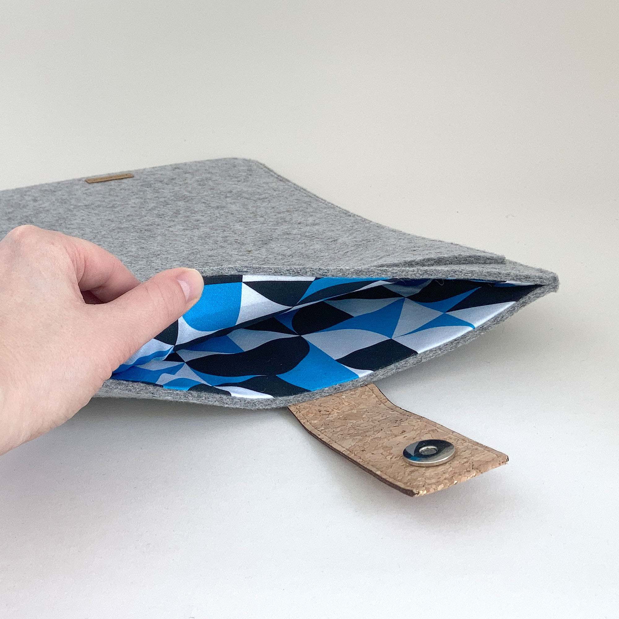 Hülle für Acer Chromebook 15 | mit Magnetverschluss und extra Fach  | hellgrau - Shapes | Modell "HAKA"