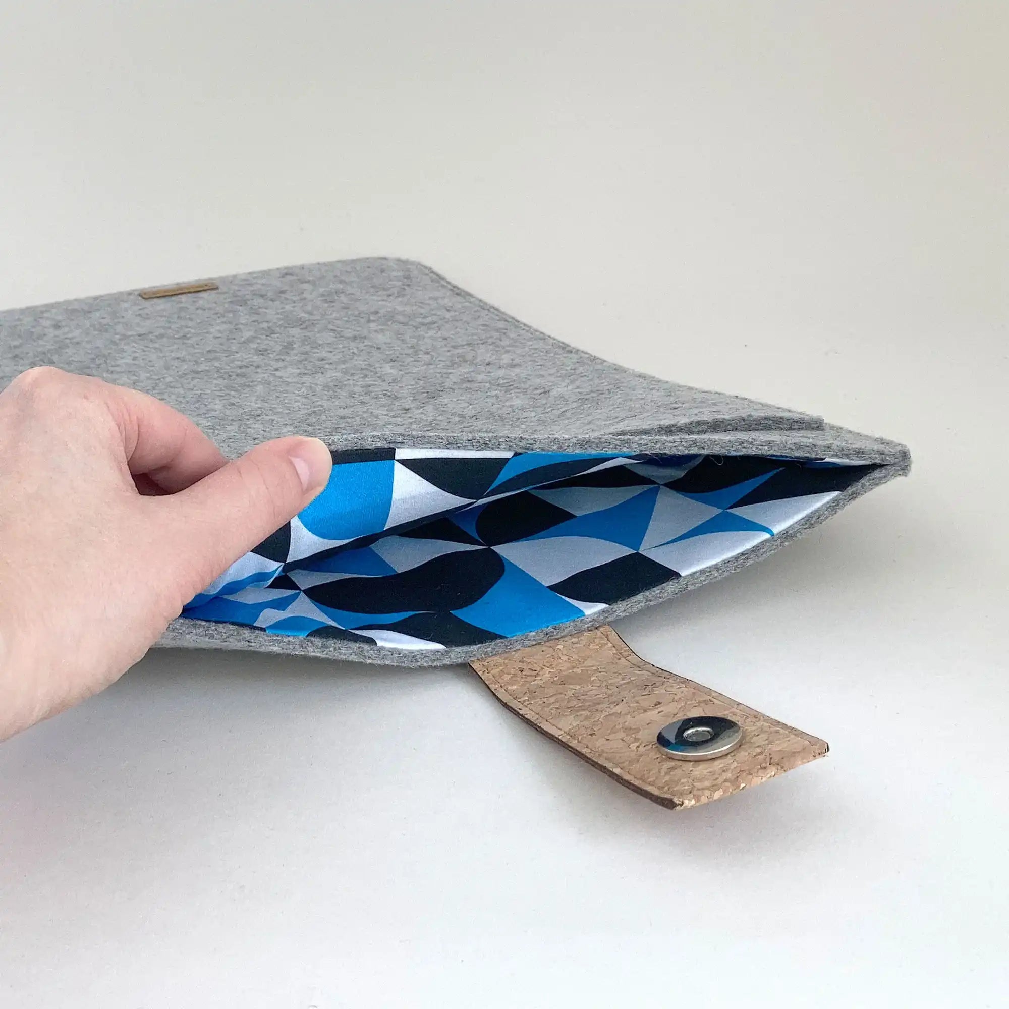 Hülle für Dynabook Tecra | mit Magnetverschluss und extra Fach  | hellgrau - Shapes | Modell "HAKA"