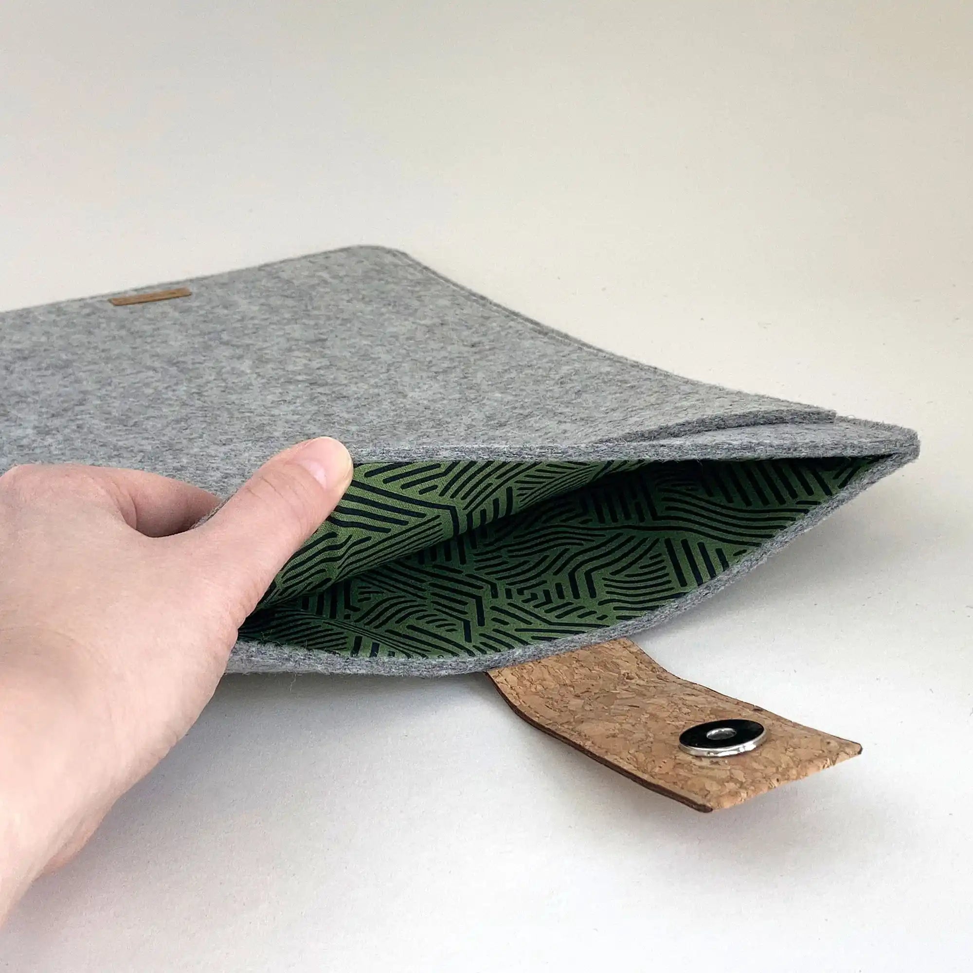 Hülle für MacBook Pro M3 14,2 | mit Magnetverschluss und extra Fach  | hellgrau - Stripes | Modell "HAKA"