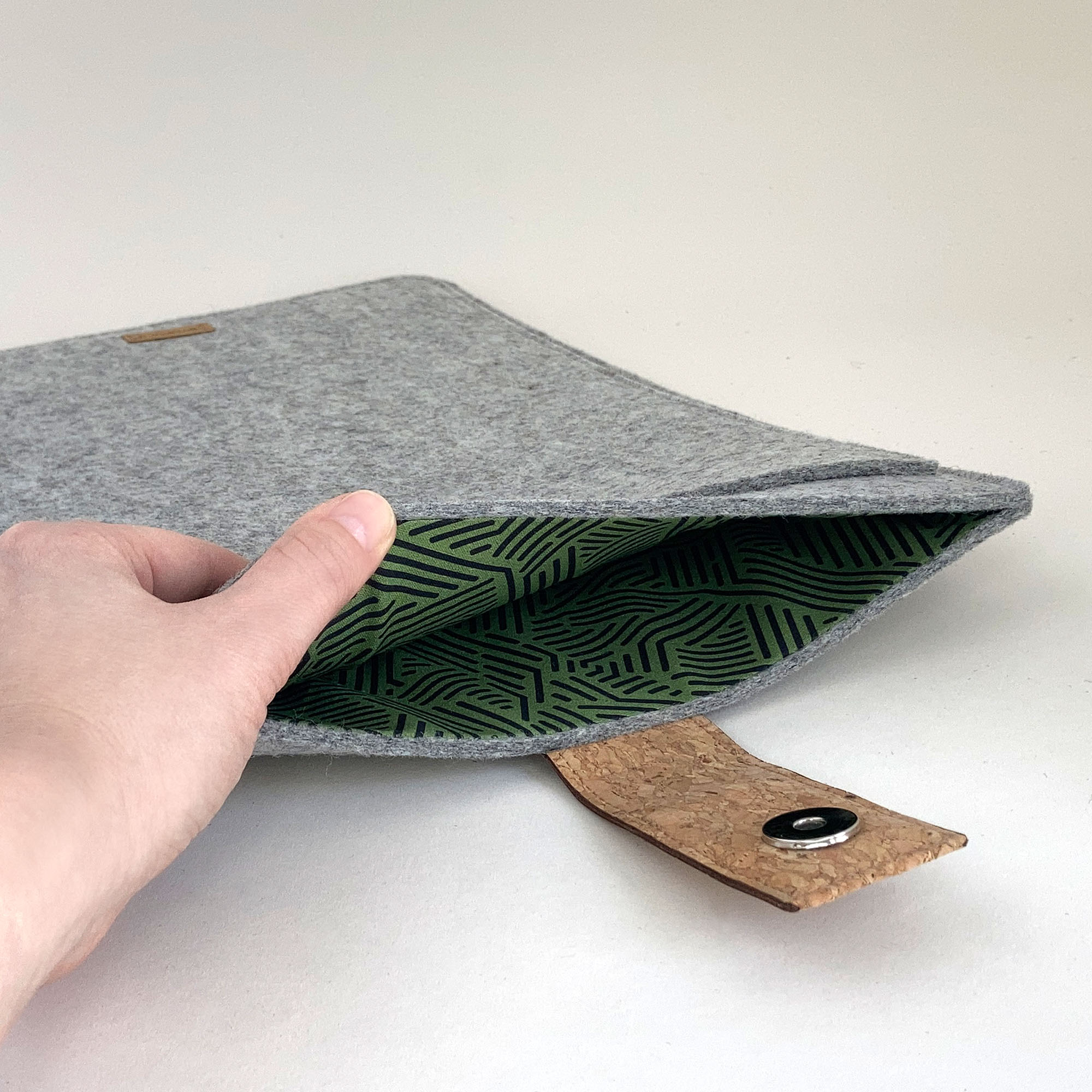 Hülle für Acer Swift | mit Magnetverschluss und extra Fach  | hellgrau - Stripes | Modell "HAKA"