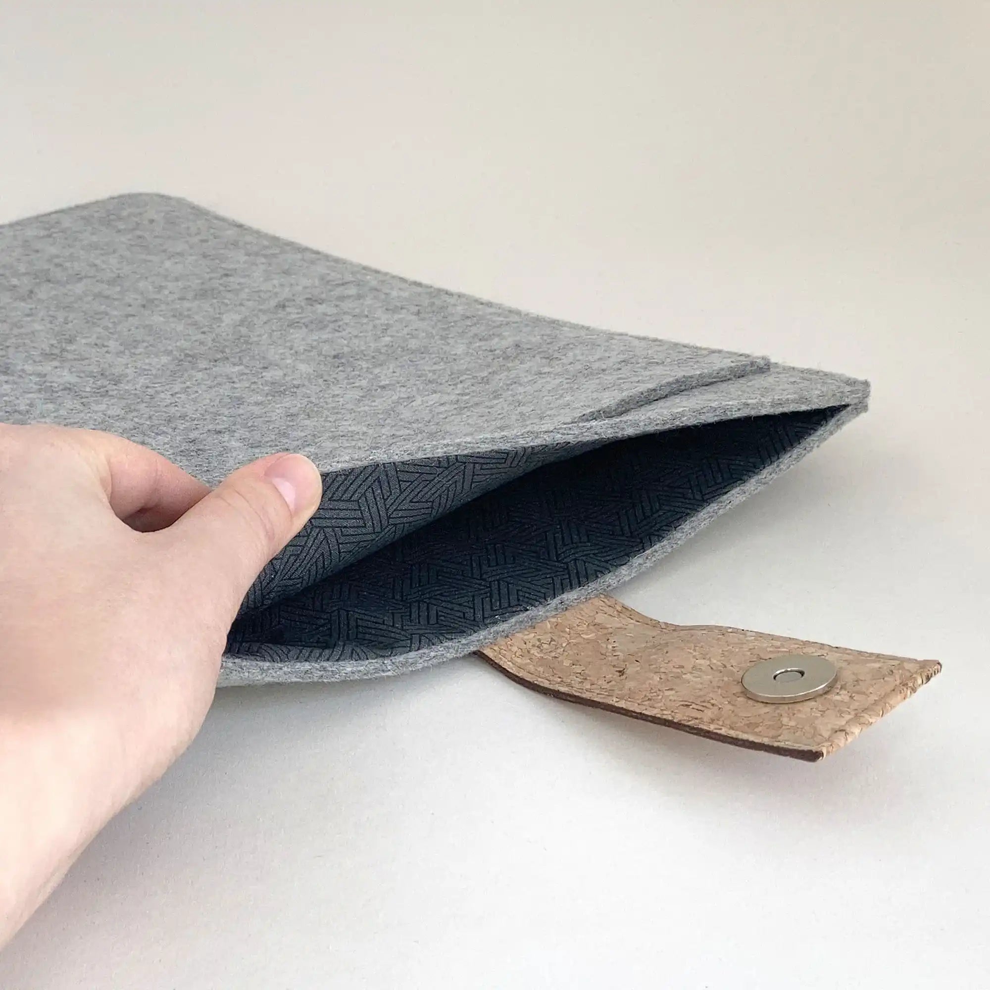 Hülle für Asus Vivobook 16 | mit Magnetverschluss und extra Fach  | hellgrau - Tracks | Modell "HAKA"