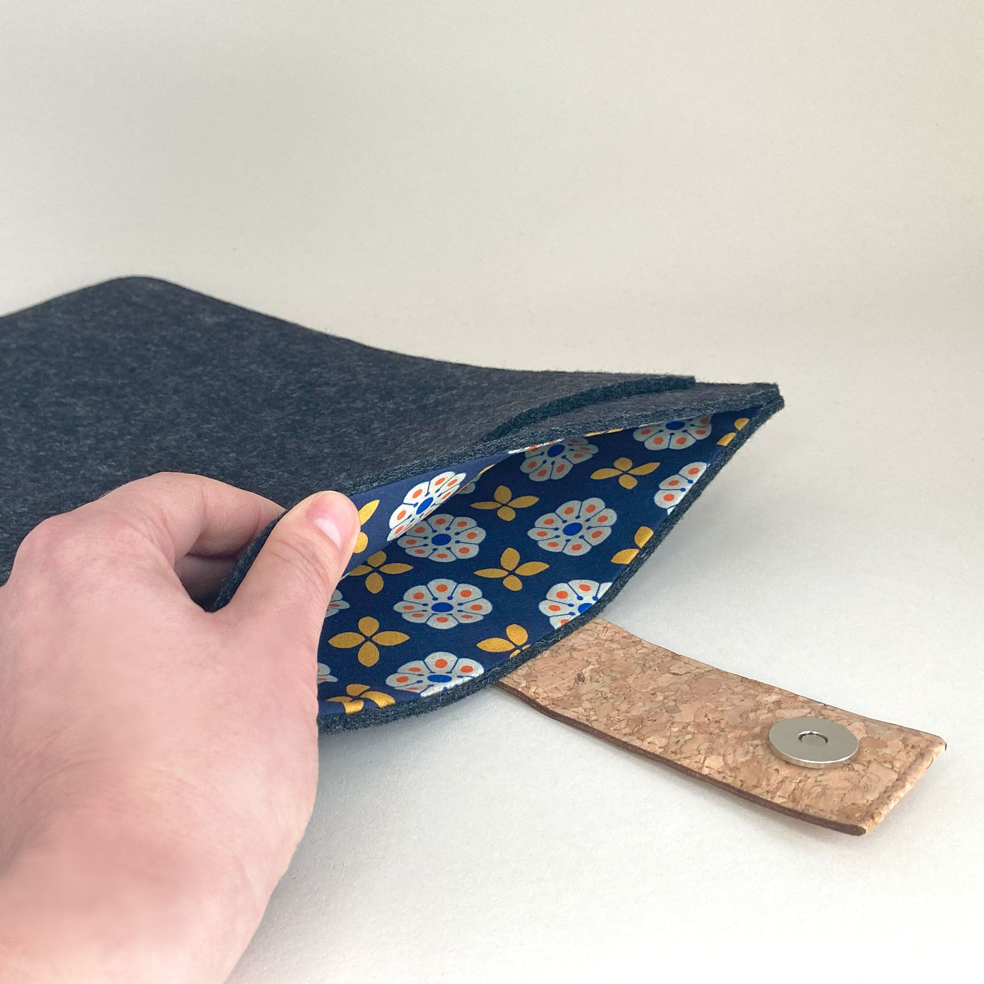 Tablet Hülle nach Maß | mit Magnetverschluss und extra Fach | anthrazit - Bloom | Modell "HAKA"