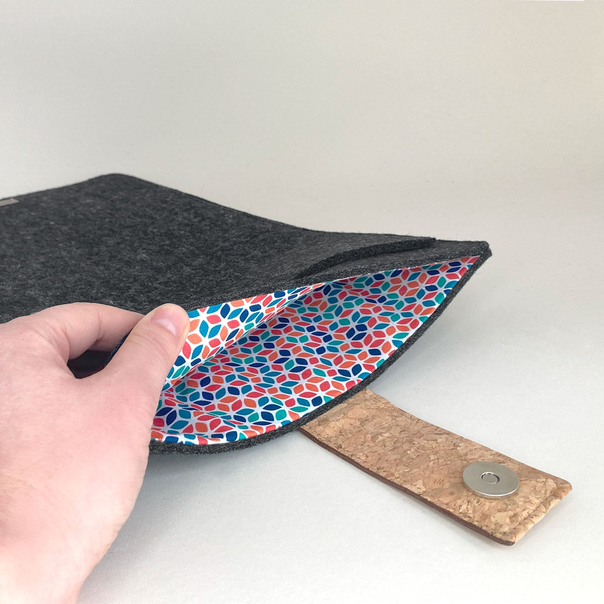 Tablet Hülle nach Maß | mit Magnetverschluss und extra Fach | anthrazit - Colorful | Modell "HAKA"