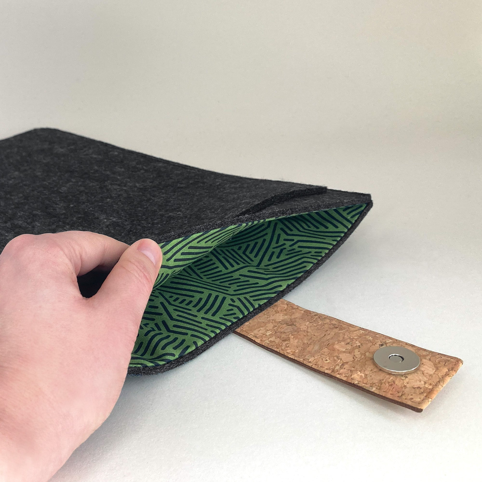 Tablet Hülle nach Maß | mit Magnetverschluss und extra Fach | anthrazit - Stripes | Modell "HAKA"