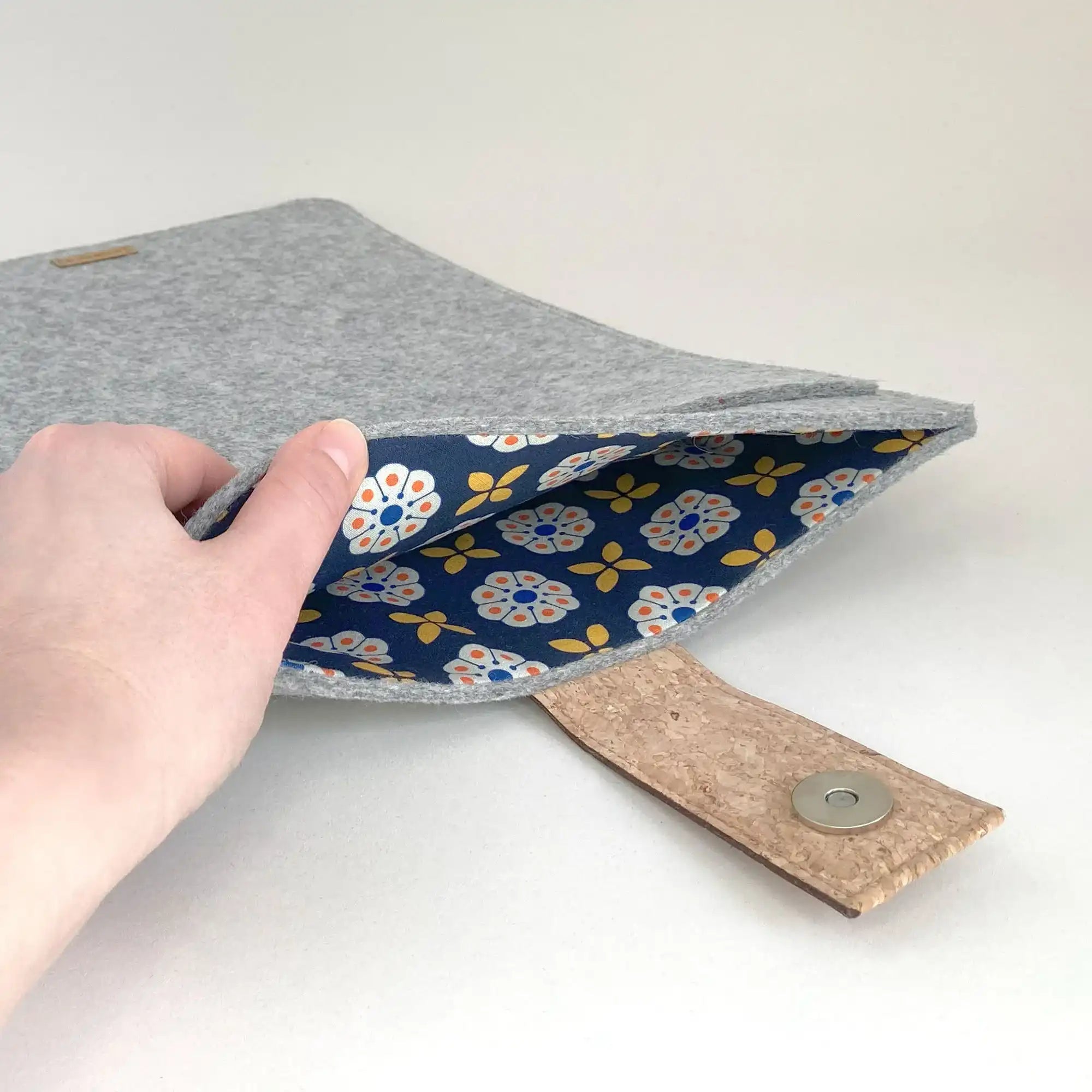 Tablet Hülle nach Maß | mit Magnetverschluss und extra Fach | hellgrau - Bloom | Modell "HAKA"