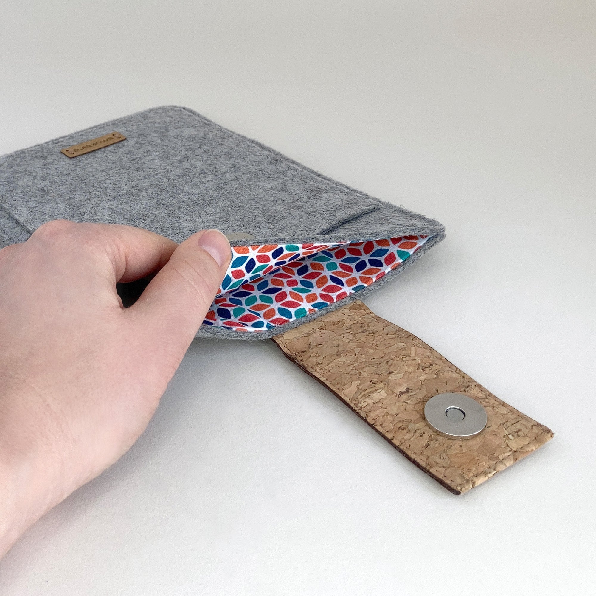 Hülle für PocketBook InkPad X Pro | mit Magnetverschluss und extra Fach | hellgrau - Colorful | Modell "HAKA"