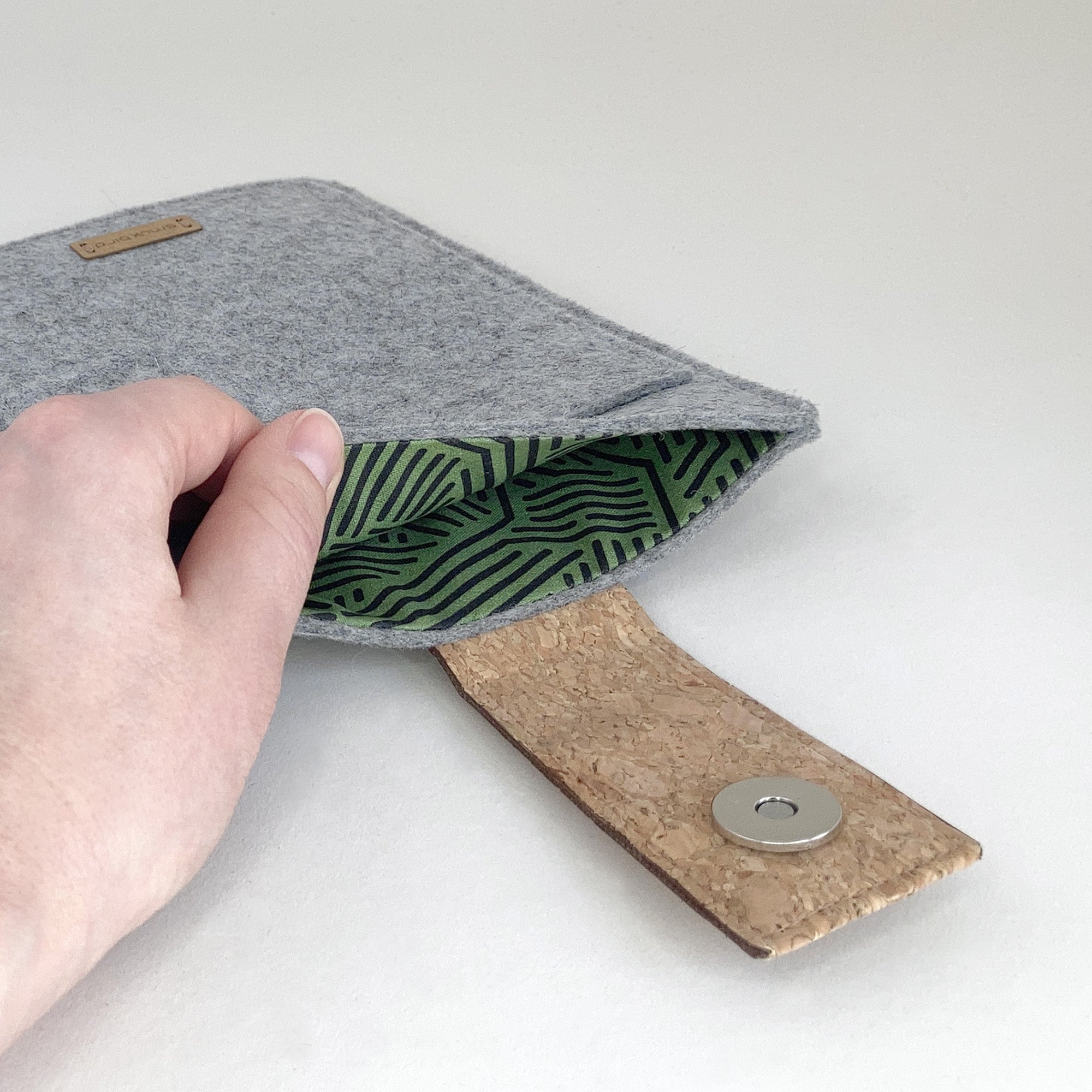 Hülle für PocketBook Color Note | mit Magnetverschluss und extra Fach | hellgrau - Stipes | Modell "HAKA"