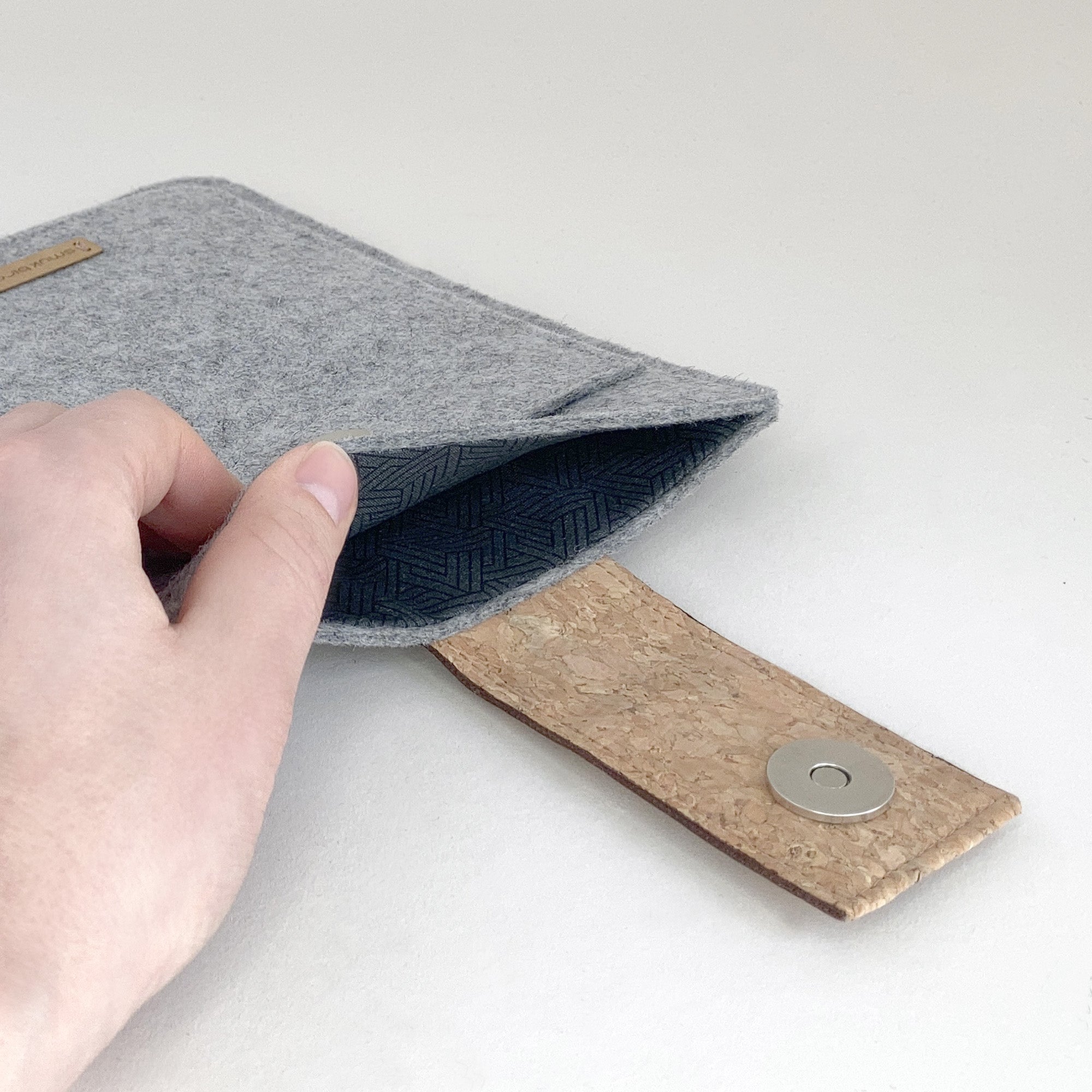 Hülle für PocketBook Touch Lux 5 | mit Magnetverschluss und extra Fach | hellgrau - Tracks | Modell "HAKA"