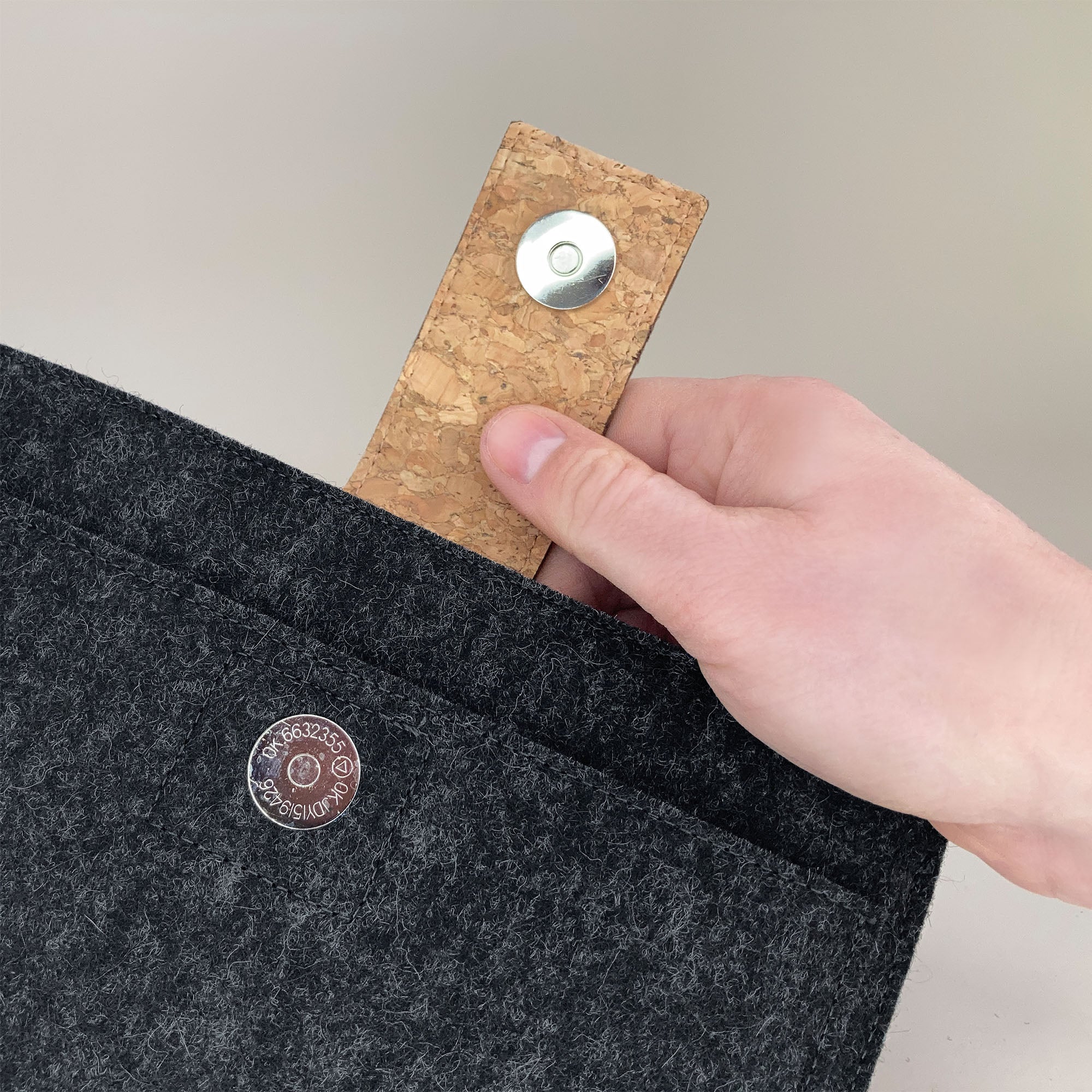 Hülle für Asus ExpertBook | mit Magnetverschluss und extra Fach  | anthrazit - Shapes | Modell "HAKA"