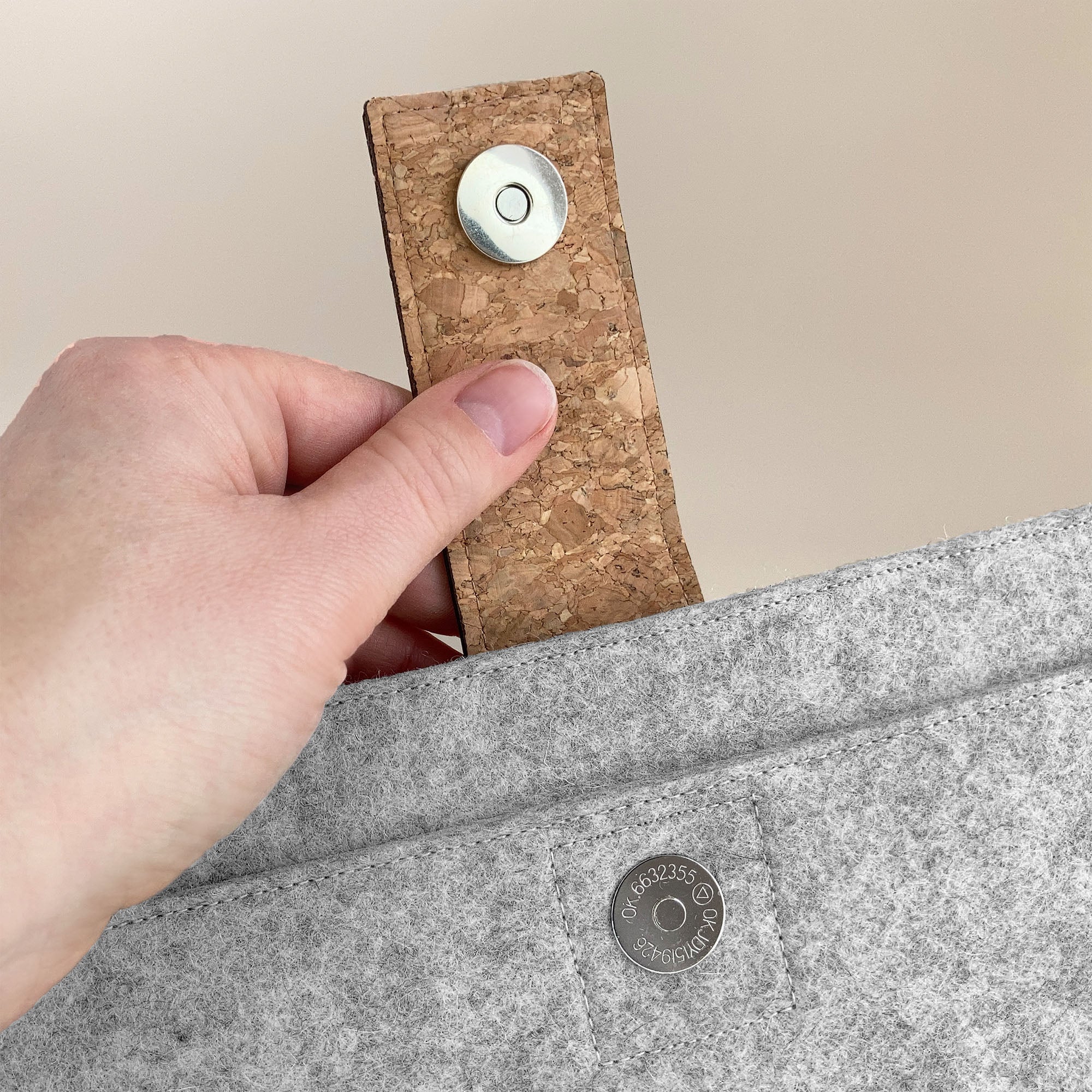 Hülle für Acer Swift Go | mit Magnetverschluss und extra Fach  | hellgrau - Colorful | Modell "HAKA"