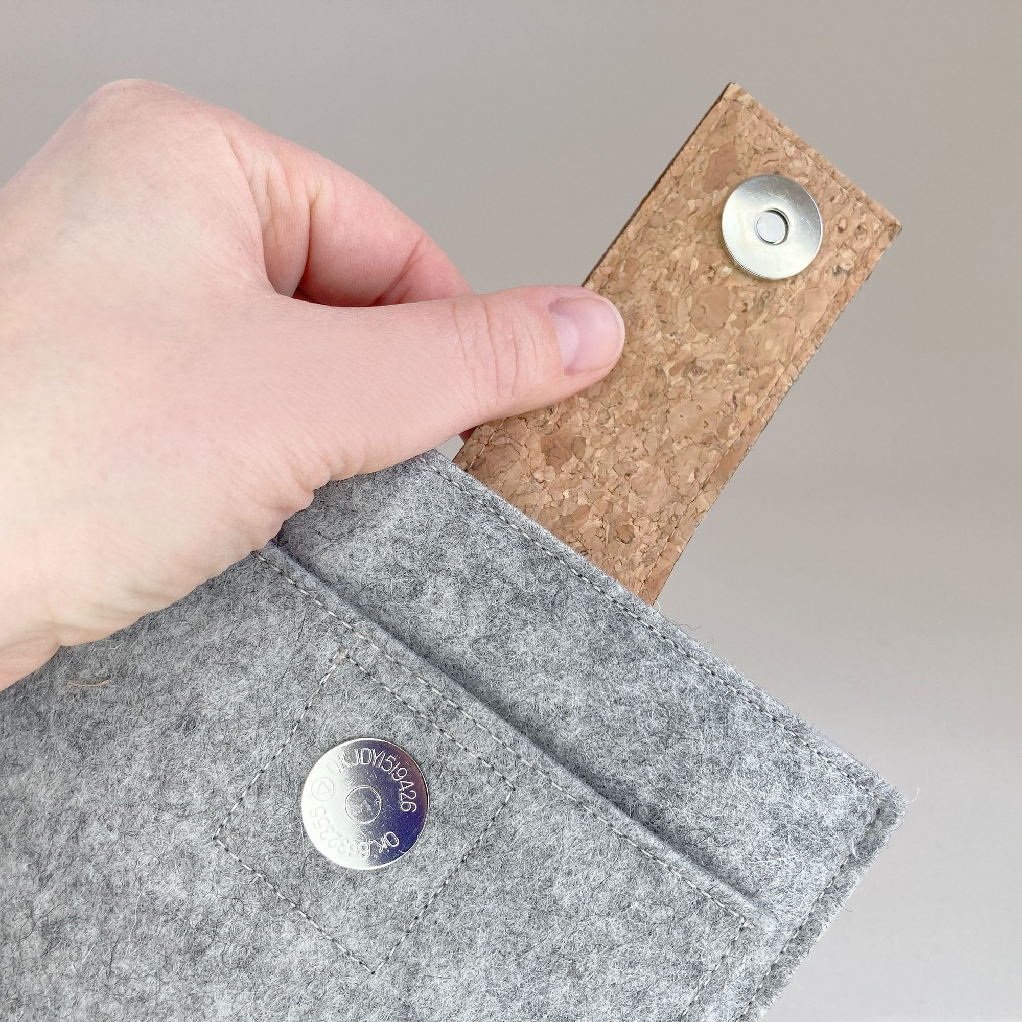 Hülle für PocketBook Era | mit Magnetverschluss und extra Fach | hellgrau - Stipes | Modell "HAKA"