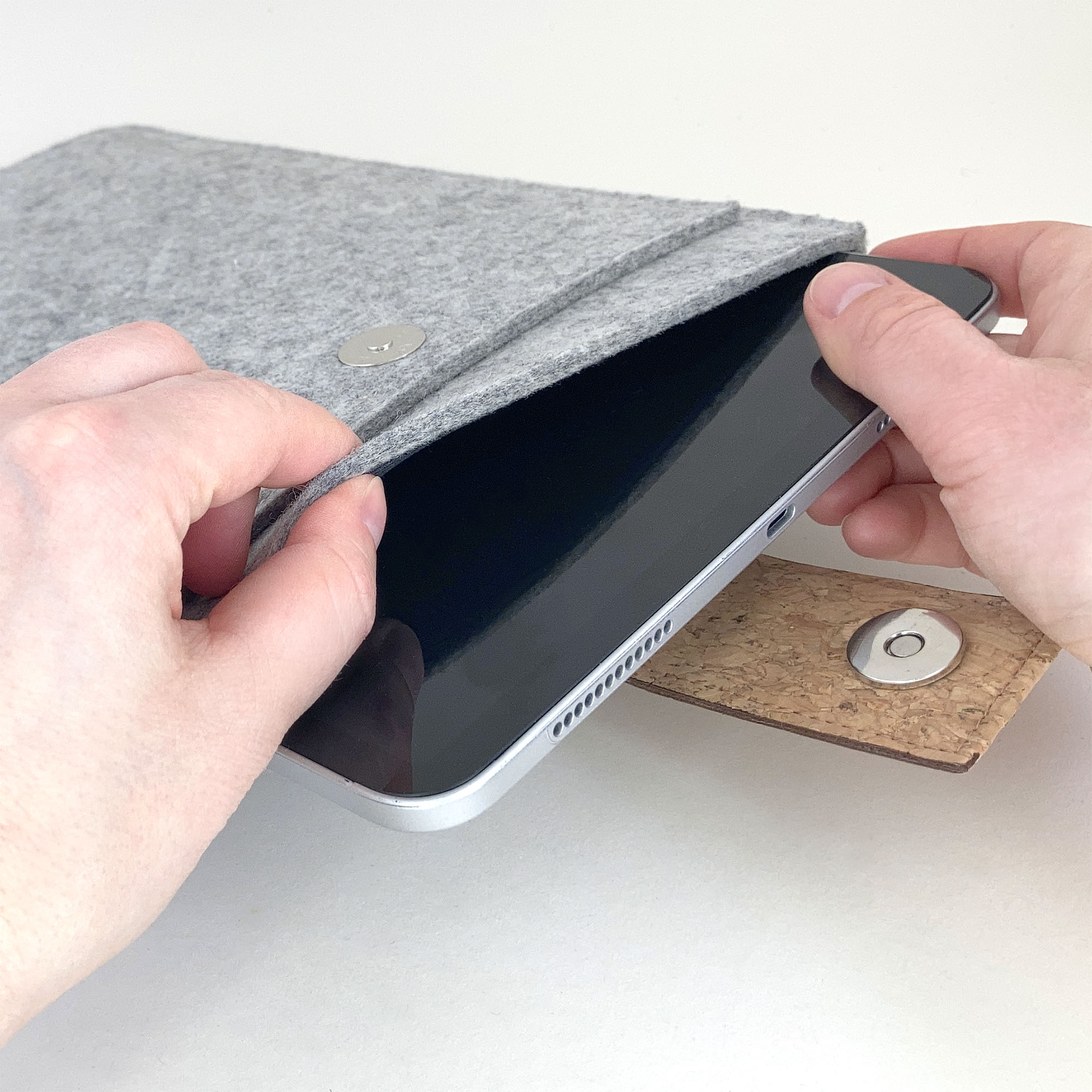 Tablet Hülle nach Maß | mit Magnetverschluss und extra Fach | hellgrau - Stripes | Modell "HAKA"