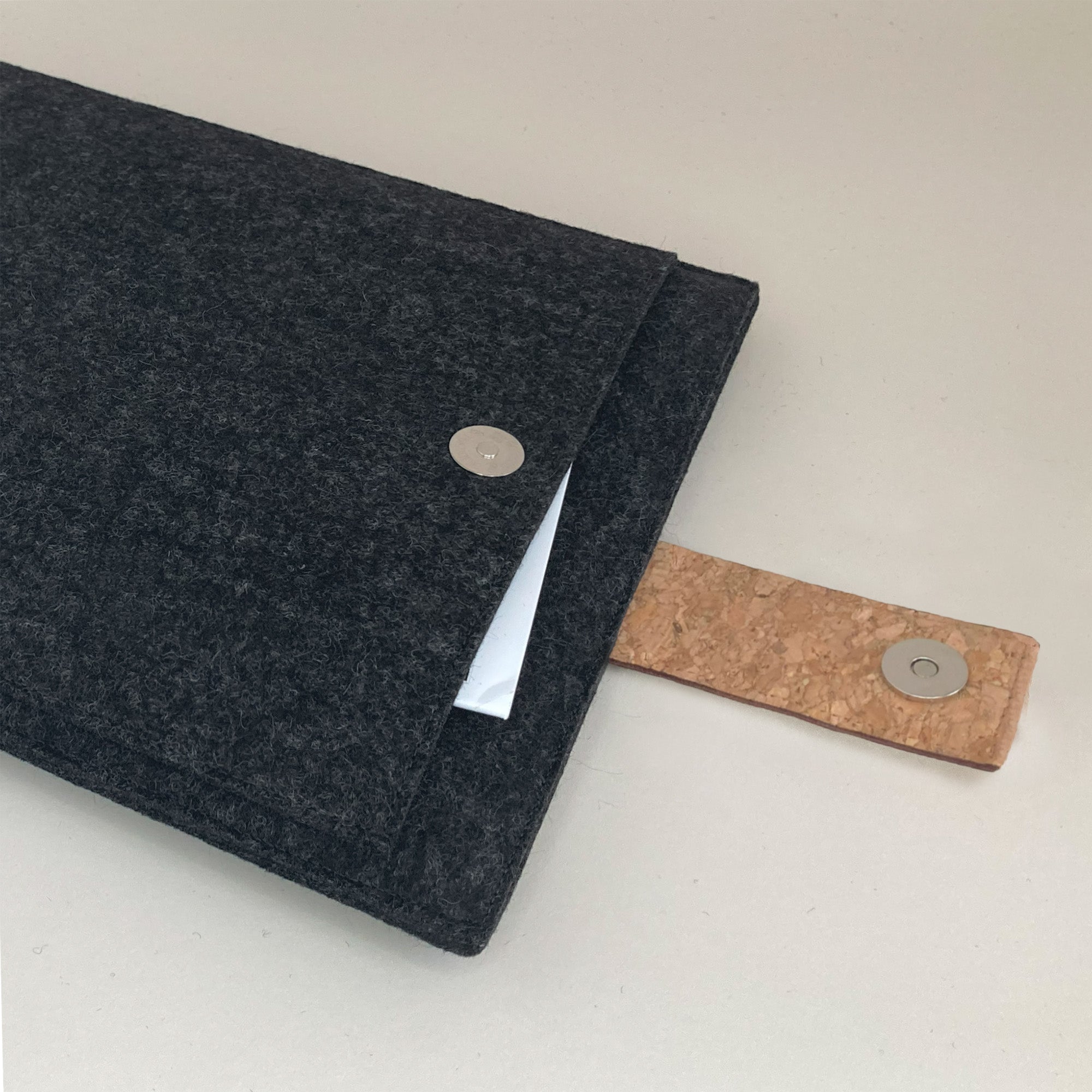 Hülle für MacBook Pro M3 16,2 | mit Magnetverschluss und extra Fach  | anthrazit - Shapes | Modell "HAKA"