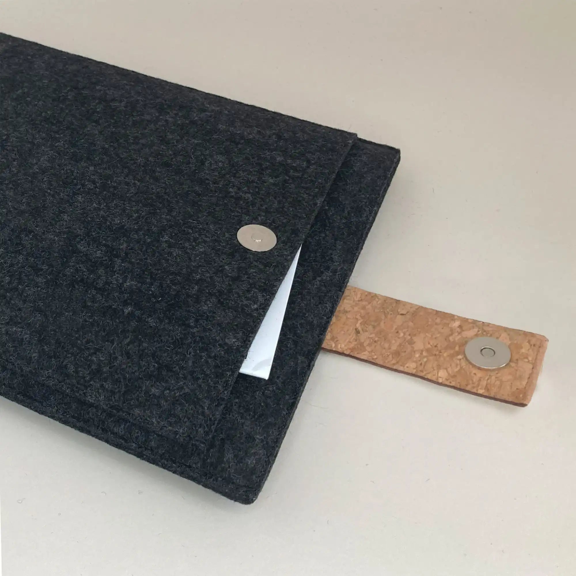 Hülle für MacBook Air M2 15 | mit Magnetverschluss und extra Fach  | anthrazit - Colorful | Modell "HAKA"