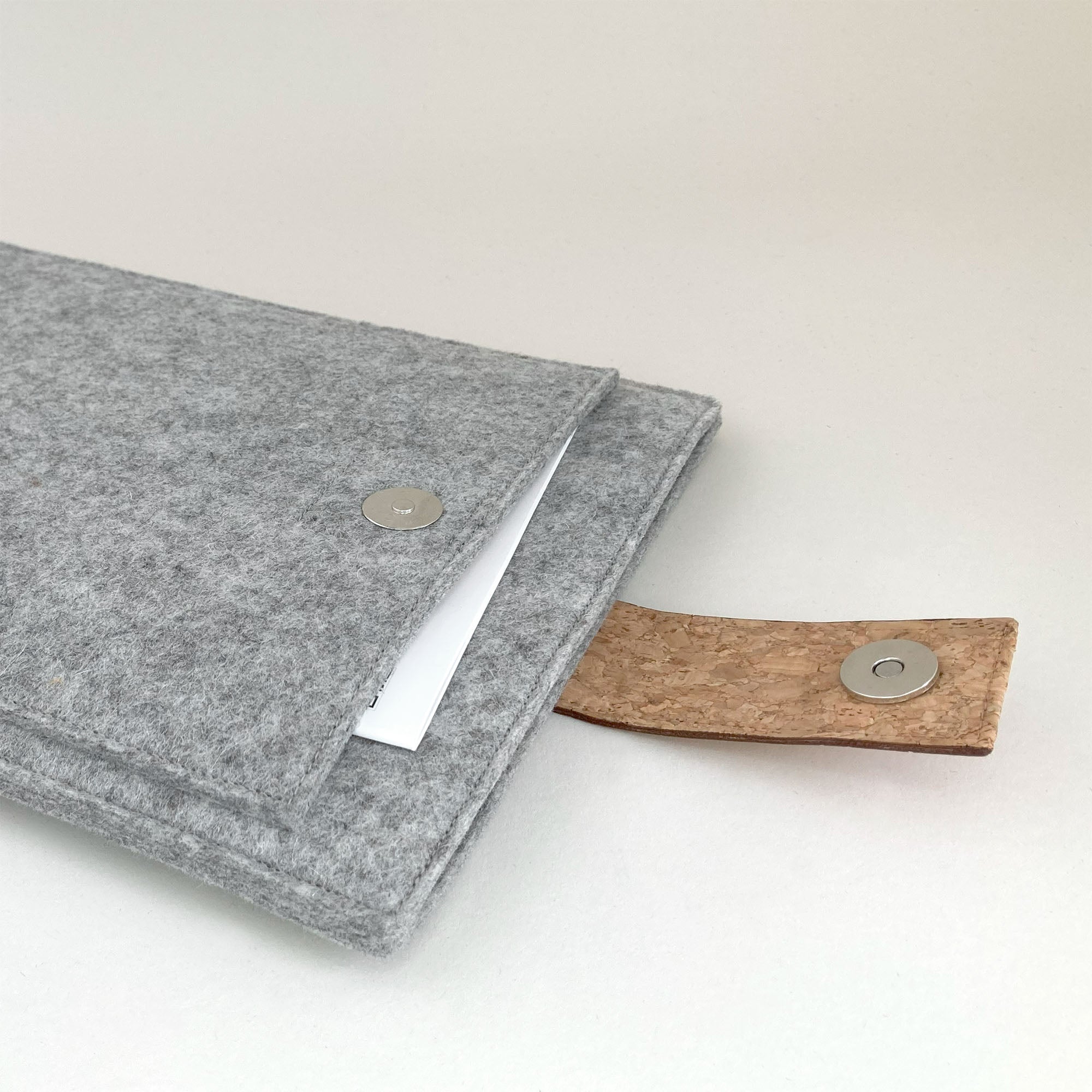Tablet Hülle nach Maß | mit Magnetverschluss und extra Fach | hellgrau - Tracks | Modell "HAKA"