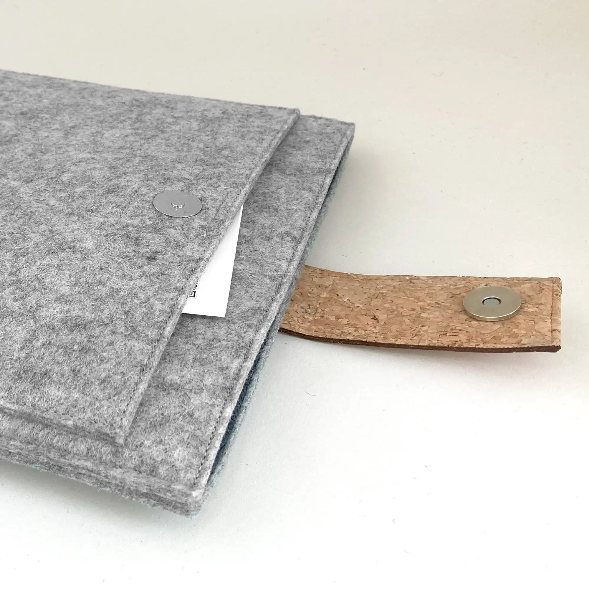 Hülle für MacBook Air 13 | mit Magnetverschluss und extra Fach  | hellgrau - Colorful | Modell "HAKA"