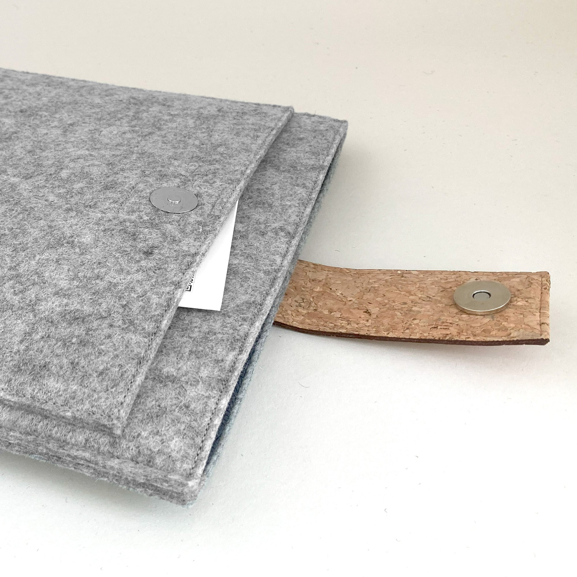 Hülle für Dell Inspiron | mit Magnetverschluss und extra Fach  | hellgrau - Stripes | Modell "HAKA"