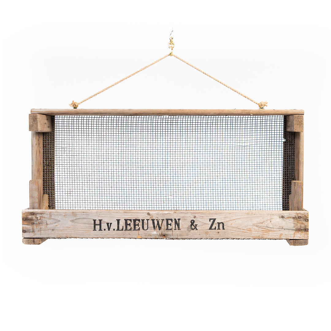 Breites Gartenregal aus Zwiebelsieb