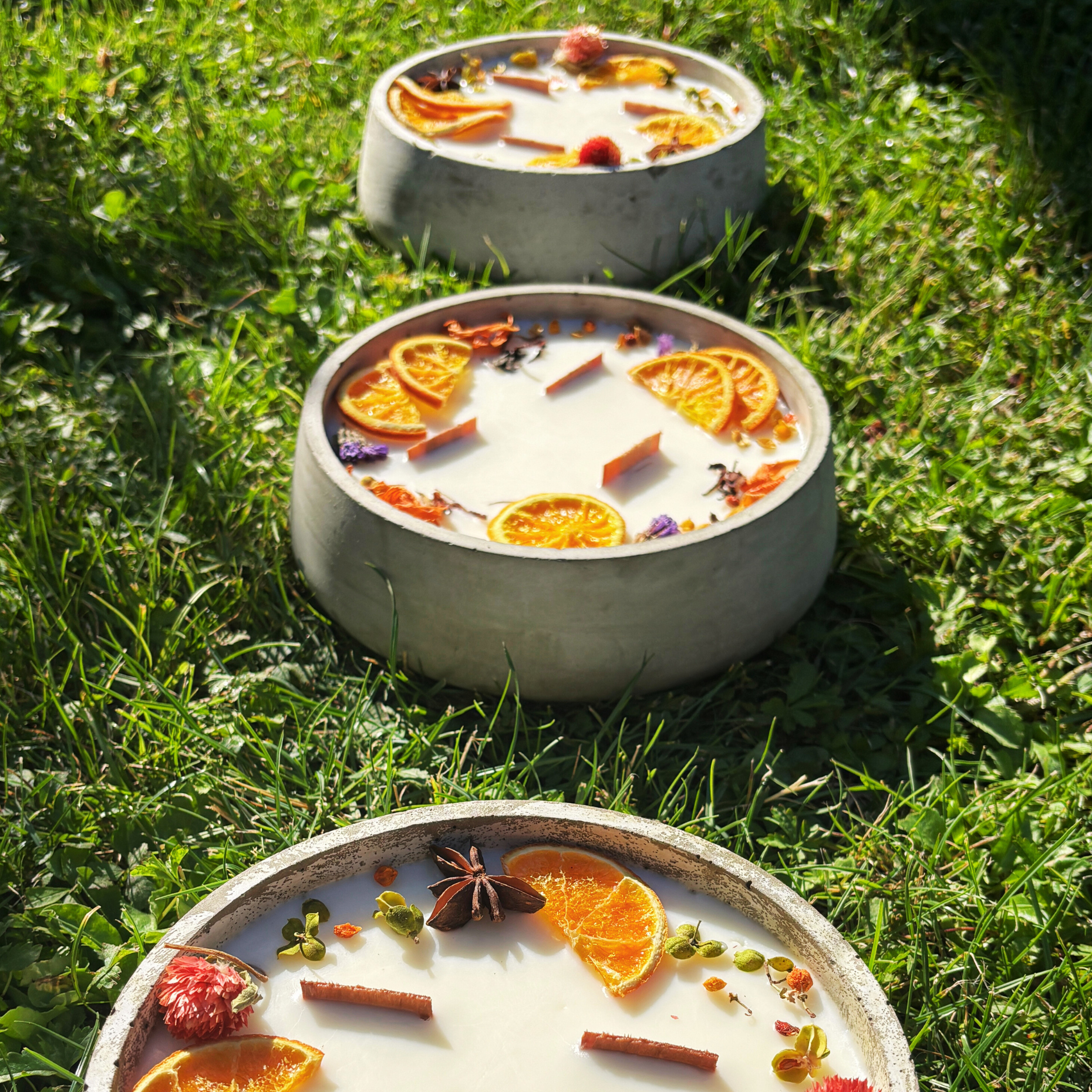 Handbesetze XXL Outdoor Citronella-Betonkerze „Big Grey - Mugge Schreck“ – Mit drei Holdochten - Handgemachter Insektenschutz aus dem Südschwarzwald mit Blütenverzierung