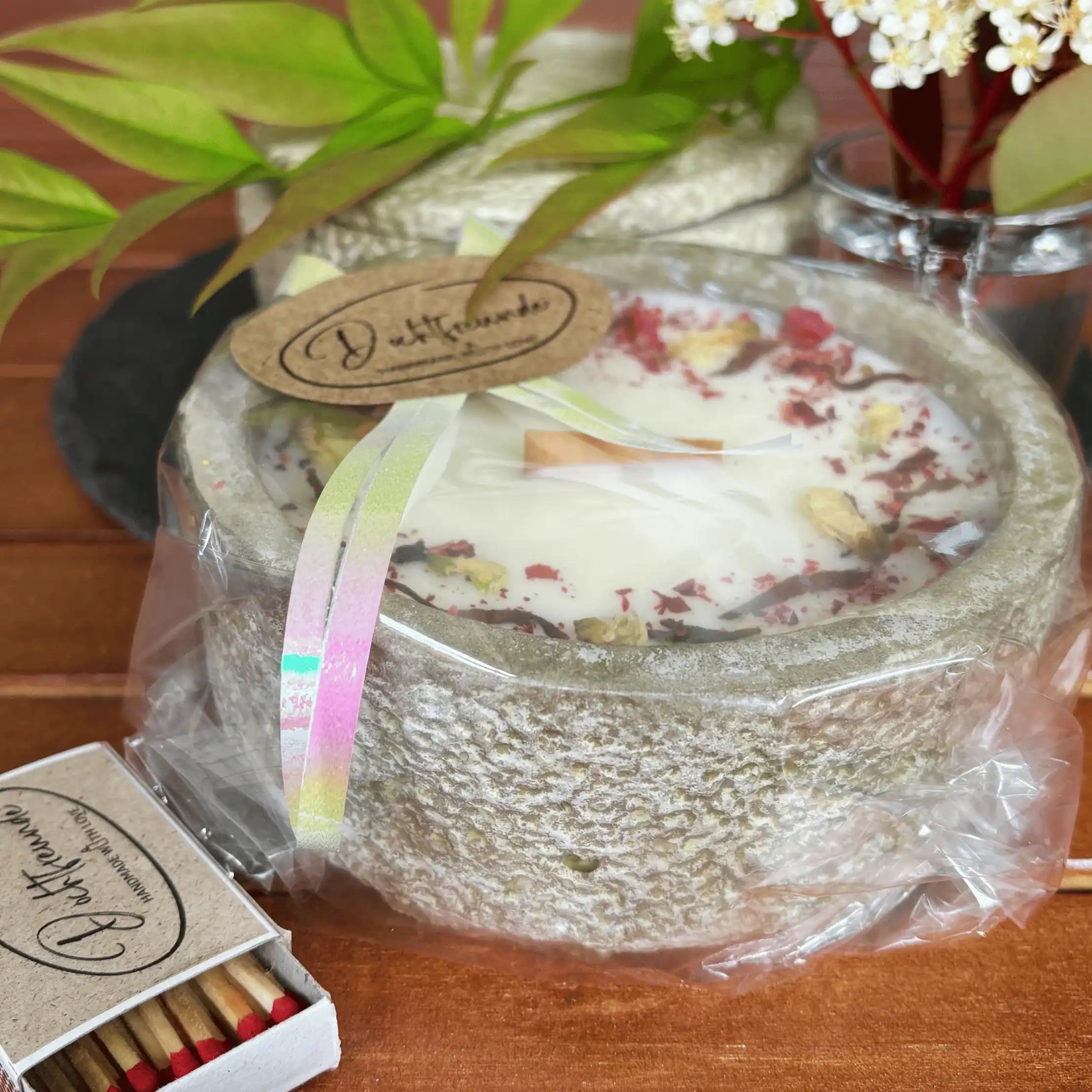 Zwei Docht Betonkerze Betongrau „Grey Orange“ für Herbst und Winter - Stilvolle Aroma Sojawachskerze für Ihr Zuhause. Mit Blütenverzierung und HOCHWERTIGEM Baumwolldocht aus dem Südschwarzwald by DochtFreunde