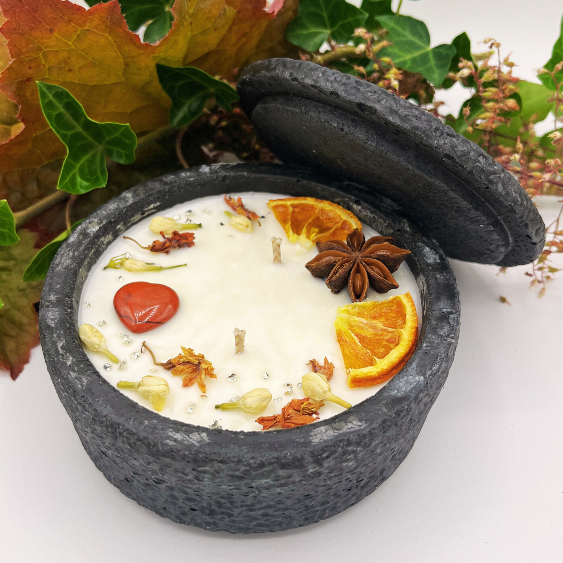 Black Edition Handgemachte Betonkerze „Black Hearts“ - Stilvolle Sojawachskerze für Ihr Zuhause. Mit Blütenverzierung und HOCHWERTIGEM Baumwolldocht aus dem Südschwarzwald