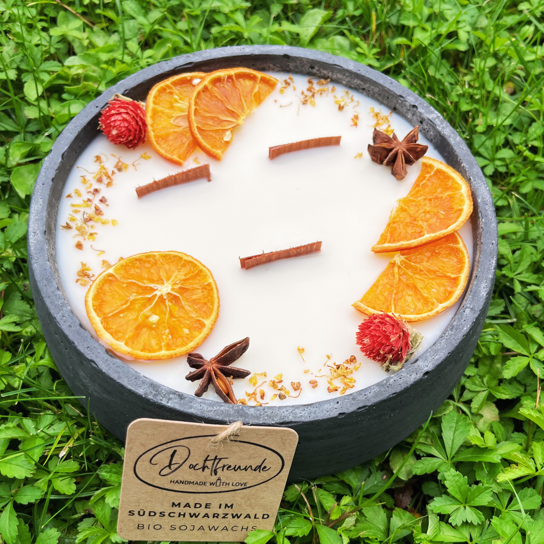 Handbesetze XXL Outdoor Citronella-Betonkerze Black Edition „Big Black - Mugge Schreck“ – Mit drei Holdochten - Handgemachter Insektenschutz aus dem Südschwarzwald mit Blütenverzierung